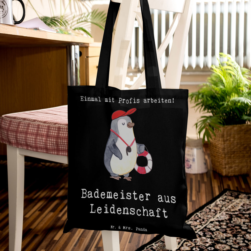 Tragetasche Bademeister aus Leidenschaft Beuteltasche, Beutel, Einkaufstasche, Jutebeutel, Stoffbeutel, Tasche, Shopper, Umhängetasche, Strandtasche, Schultertasche, Stofftasche, Tragetasche, Badetasche, Jutetasche, Einkaufstüte, Laptoptasche, Beruf, Ausbildung, Jubiläum, Abschied, Rente, Kollege, Kollegin, Geschenk, Schenken, Arbeitskollege, Mitarbeiter, Firma, Danke, Dankeschön, Bademeister, Rettungsschwimmer, Schwimmmeister, Schwimmbad, Freibad, Badeanstalt, Schwimmverein, Schwimmschule