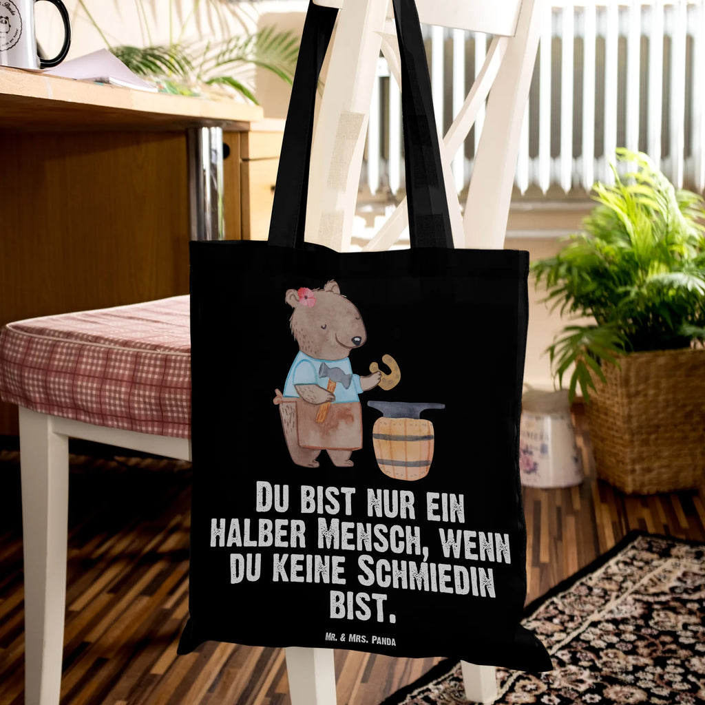 Tragetasche Schmiedin mit Herz Beuteltasche, Beutel, Einkaufstasche, Jutebeutel, Stoffbeutel, Tasche, Shopper, Umhängetasche, Strandtasche, Schultertasche, Stofftasche, Tragetasche, Badetasche, Jutetasche, Einkaufstüte, Laptoptasche, Beruf, Ausbildung, Jubiläum, Abschied, Rente, Kollege, Kollegin, Geschenk, Schenken, Arbeitskollege, Mitarbeiter, Firma, Danke, Dankeschön