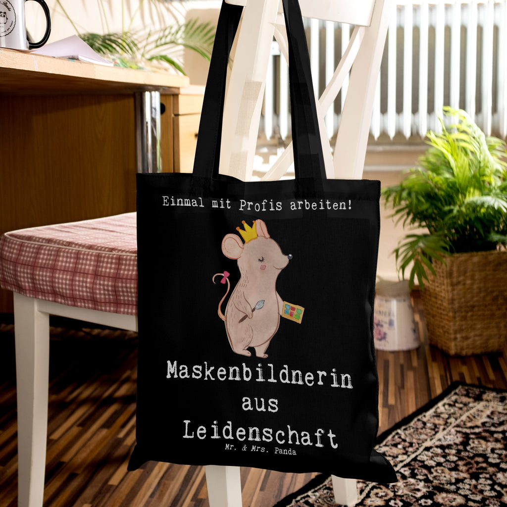 Tragetasche Maskenbildnerin aus Leidenschaft Beuteltasche, Beutel, Einkaufstasche, Jutebeutel, Stoffbeutel, Tasche, Shopper, Umhängetasche, Strandtasche, Schultertasche, Stofftasche, Tragetasche, Badetasche, Jutetasche, Einkaufstüte, Laptoptasche, Beruf, Ausbildung, Jubiläum, Abschied, Rente, Kollege, Kollegin, Geschenk, Schenken, Arbeitskollege, Mitarbeiter, Firma, Danke, Dankeschön, Kosmetikerin, Make Up Artist, Maskenbildnerin, Visagistin, Beauty Salon, Kosmetikstudio, Eröffnung