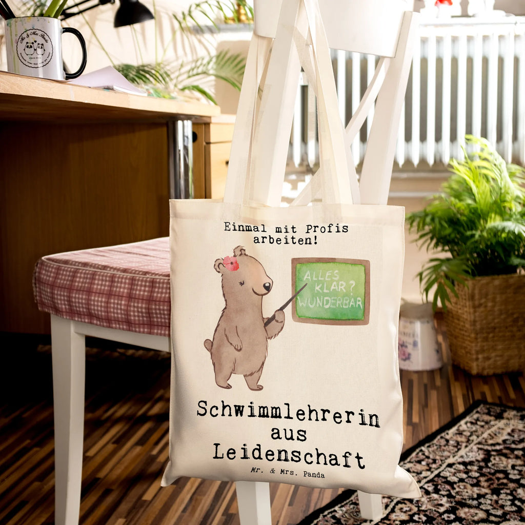 Tragetasche Schwimmlehrerin aus Leidenschaft Beuteltasche, Beutel, Einkaufstasche, Jutebeutel, Stoffbeutel, Tasche, Shopper, Umhängetasche, Strandtasche, Schultertasche, Stofftasche, Tragetasche, Badetasche, Jutetasche, Einkaufstüte, Laptoptasche, Beruf, Ausbildung, Jubiläum, Abschied, Rente, Kollege, Kollegin, Geschenk, Schenken, Arbeitskollege, Mitarbeiter, Firma, Danke, Dankeschön, Schwimmlehrerin, Schwimmbad, Schwimmschule, Schwimmverein