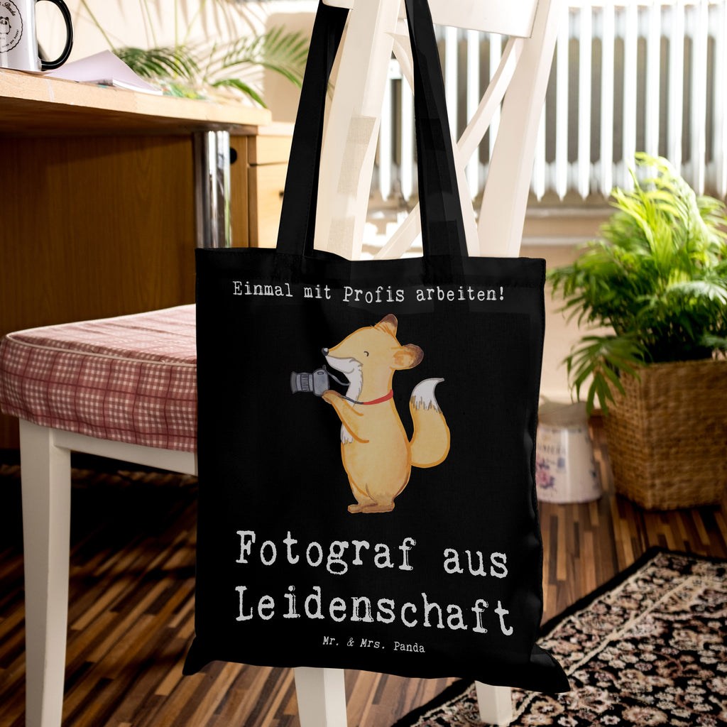 Tragetasche Fotograf aus Leidenschaft Beuteltasche, Beutel, Einkaufstasche, Jutebeutel, Stoffbeutel, Tasche, Shopper, Umhängetasche, Strandtasche, Schultertasche, Stofftasche, Tragetasche, Badetasche, Jutetasche, Einkaufstüte, Laptoptasche, Beruf, Ausbildung, Jubiläum, Abschied, Rente, Kollege, Kollegin, Geschenk, Schenken, Arbeitskollege, Mitarbeiter, Firma, Danke, Dankeschön, Fotograf, Fotoreporter, Hobbyfotograf, Hochzeitsfotograf, Fotografie, Profi Fotograf