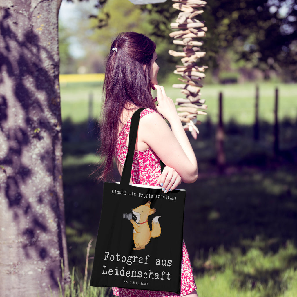 Tragetasche Fotograf aus Leidenschaft Beuteltasche, Beutel, Einkaufstasche, Jutebeutel, Stoffbeutel, Tasche, Shopper, Umhängetasche, Strandtasche, Schultertasche, Stofftasche, Tragetasche, Badetasche, Jutetasche, Einkaufstüte, Laptoptasche, Beruf, Ausbildung, Jubiläum, Abschied, Rente, Kollege, Kollegin, Geschenk, Schenken, Arbeitskollege, Mitarbeiter, Firma, Danke, Dankeschön, Fotograf, Fotoreporter, Hobbyfotograf, Hochzeitsfotograf, Fotografie, Profi Fotograf