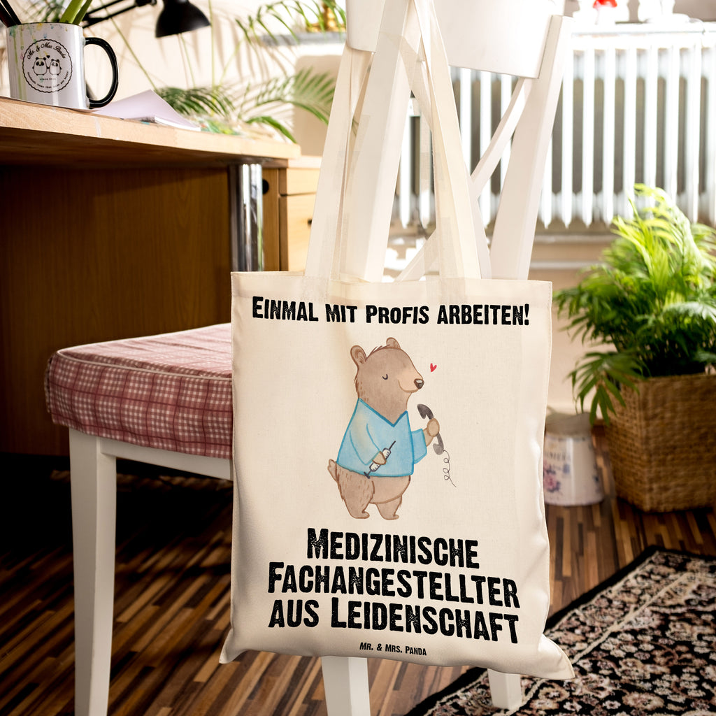 Tragetasche Medizinische Fachangestellter aus Leidenschaft Beuteltasche, Beutel, Einkaufstasche, Jutebeutel, Stoffbeutel, Tasche, Shopper, Umhängetasche, Strandtasche, Schultertasche, Stofftasche, Tragetasche, Badetasche, Jutetasche, Einkaufstüte, Laptoptasche, Beruf, Ausbildung, Jubiläum, Abschied, Rente, Kollege, Kollegin, Geschenk, Schenken, Arbeitskollege, Mitarbeiter, Firma, Danke, Dankeschön, Arzthelfer, Medizinischer Fachangestellter, Sprechstundenhilfe