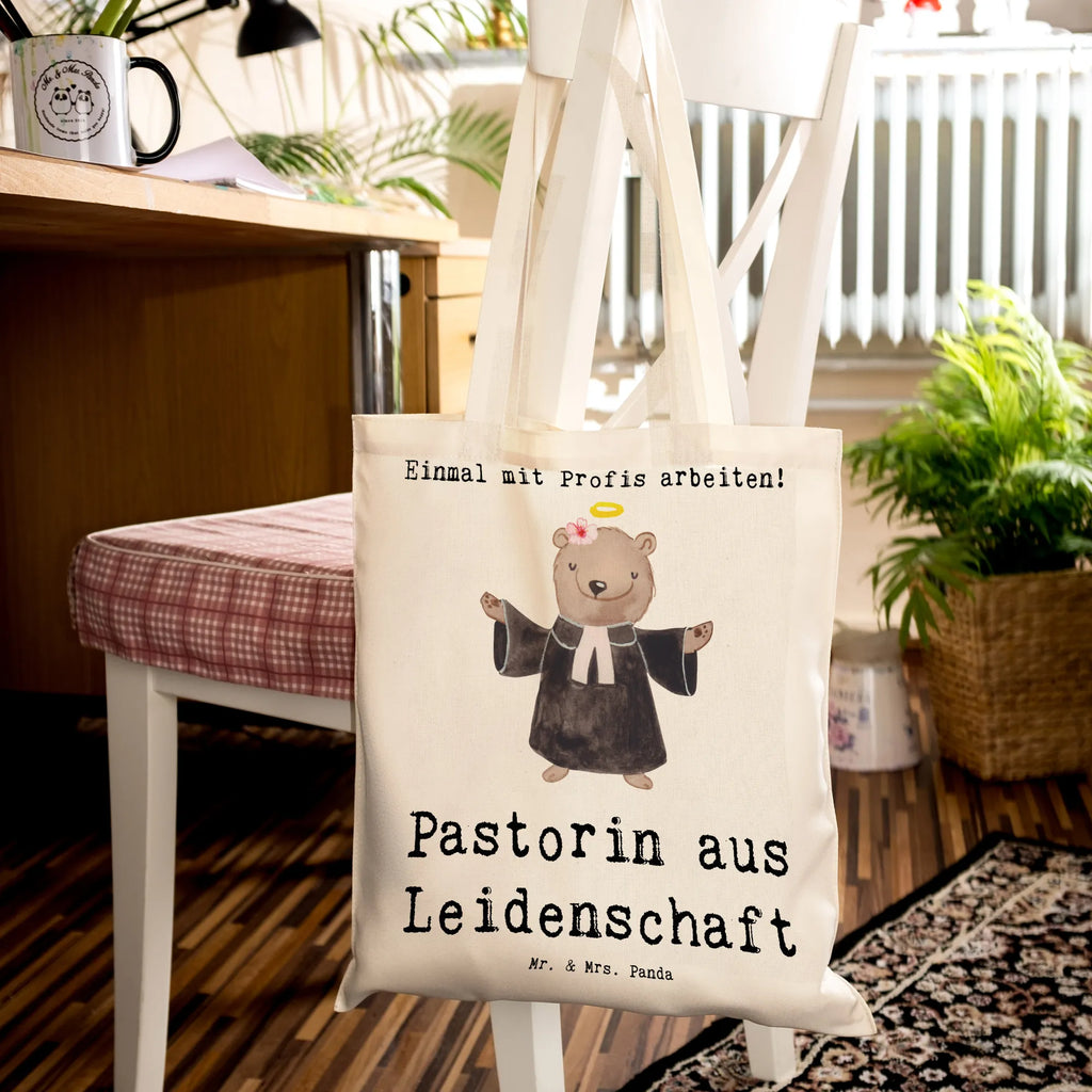 Tragetasche Pastorin aus Leidenschaft Beuteltasche, Beutel, Einkaufstasche, Jutebeutel, Stoffbeutel, Tasche, Shopper, Umhängetasche, Strandtasche, Schultertasche, Stofftasche, Tragetasche, Badetasche, Jutetasche, Einkaufstüte, Laptoptasche, Beruf, Ausbildung, Jubiläum, Abschied, Rente, Kollege, Kollegin, Geschenk, Schenken, Arbeitskollege, Mitarbeiter, Firma, Danke, Dankeschön, Pastorin, Dienerin Gottes<br />Geistliche, Pfarrerin, Predigerin<br />Priesterin, Theologin, Kirche