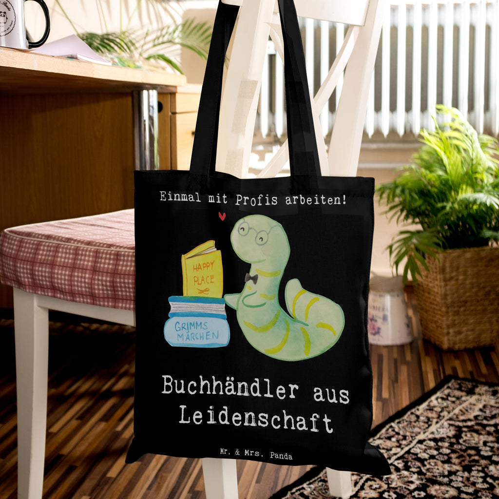 Tragetasche Buchhändler aus Leidenschaft Beuteltasche, Beutel, Einkaufstasche, Jutebeutel, Stoffbeutel, Tasche, Shopper, Umhängetasche, Strandtasche, Schultertasche, Stofftasche, Tragetasche, Badetasche, Jutetasche, Einkaufstüte, Laptoptasche, Beruf, Ausbildung, Jubiläum, Abschied, Rente, Kollege, Kollegin, Geschenk, Schenken, Arbeitskollege, Mitarbeiter, Firma, Danke, Dankeschön, Buchhändler, Buchhandlung, Buchverkäufer, Bibliothekar, Bücherwurm