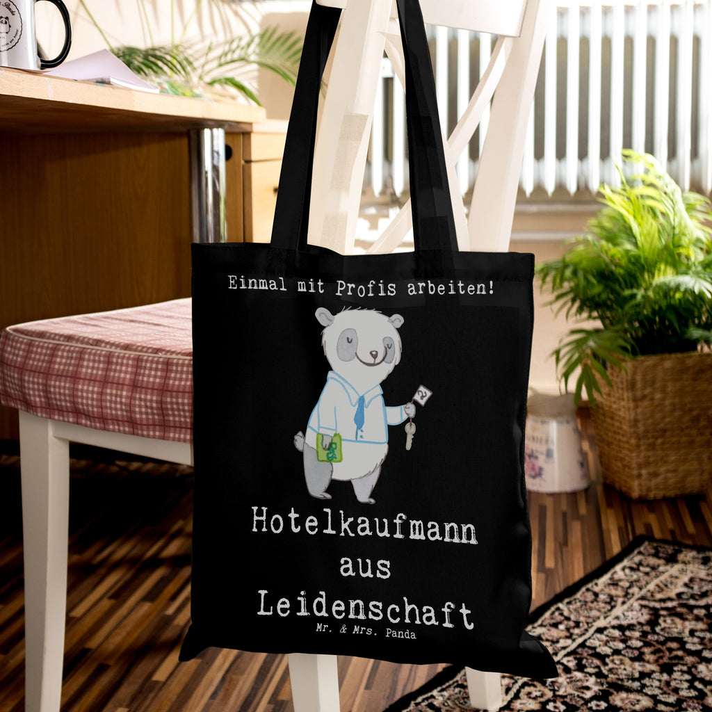 Tragetasche Hotelkaufmann aus Leidenschaft Beuteltasche, Beutel, Einkaufstasche, Jutebeutel, Stoffbeutel, Tasche, Shopper, Umhängetasche, Strandtasche, Schultertasche, Stofftasche, Tragetasche, Badetasche, Jutetasche, Einkaufstüte, Laptoptasche, Beruf, Ausbildung, Jubiläum, Abschied, Rente, Kollege, Kollegin, Geschenk, Schenken, Arbeitskollege, Mitarbeiter, Firma, Danke, Dankeschön, Hotelkaufmann, Hotelfachmann, Hotelfachangestellter, Hotelier, Hoteleröffnung