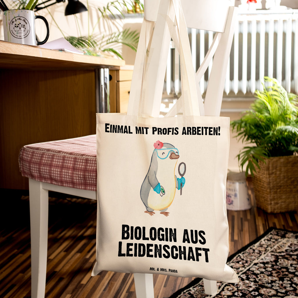 Tragetasche Biologin aus Leidenschaft Beuteltasche, Beutel, Einkaufstasche, Jutebeutel, Stoffbeutel, Tasche, Shopper, Umhängetasche, Strandtasche, Schultertasche, Stofftasche, Tragetasche, Badetasche, Jutetasche, Einkaufstüte, Laptoptasche, Beruf, Ausbildung, Jubiläum, Abschied, Rente, Kollege, Kollegin, Geschenk, Schenken, Arbeitskollege, Mitarbeiter, Firma, Danke, Dankeschön, Biologin, Biologie, Naturwissenschaftlerin, Labor, Studium, Bachelor, Master