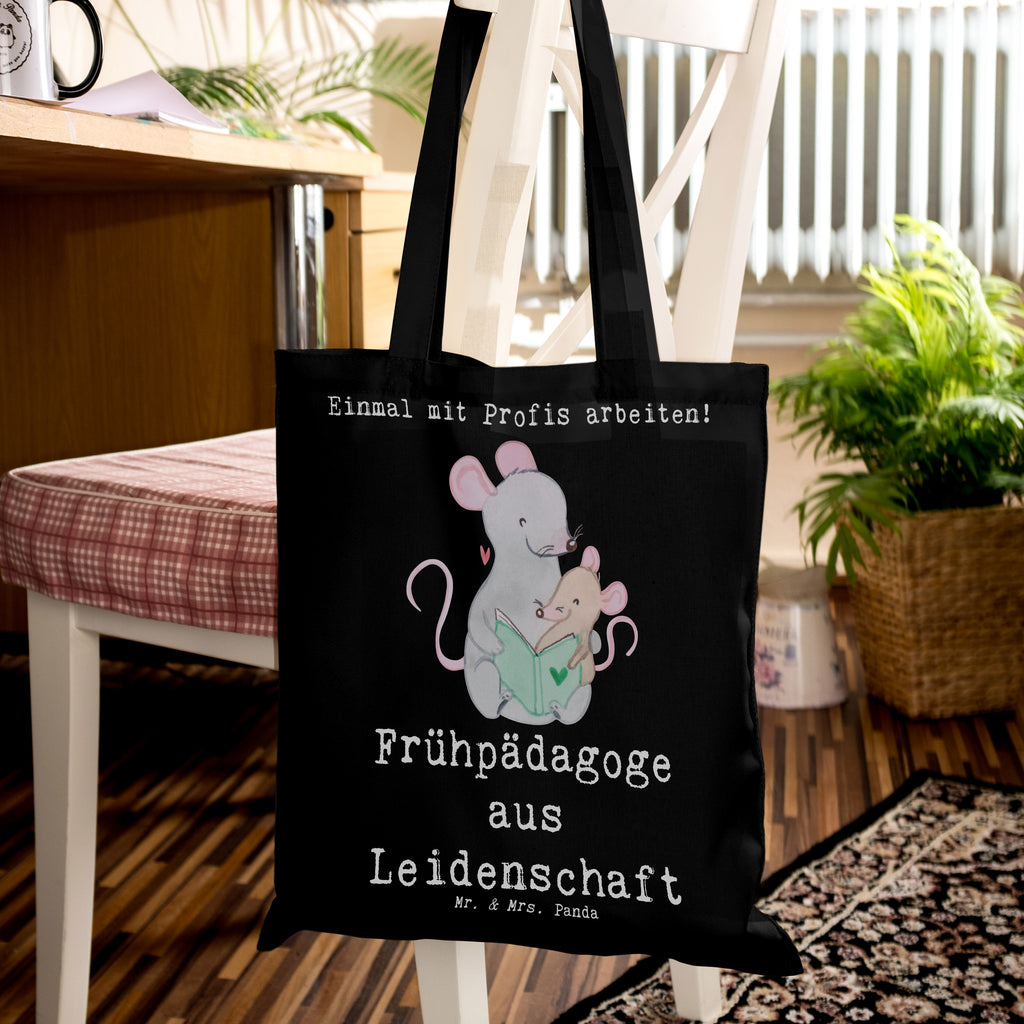 Tragetasche Frühpädagoge aus Leidenschaft Beuteltasche, Beutel, Einkaufstasche, Jutebeutel, Stoffbeutel, Tasche, Shopper, Umhängetasche, Strandtasche, Schultertasche, Stofftasche, Tragetasche, Badetasche, Jutetasche, Einkaufstüte, Laptoptasche, Beruf, Ausbildung, Jubiläum, Abschied, Rente, Kollege, Kollegin, Geschenk, Schenken, Arbeitskollege, Mitarbeiter, Firma, Danke, Dankeschön, Frühpädagoge, Frühpädagogik, Studium