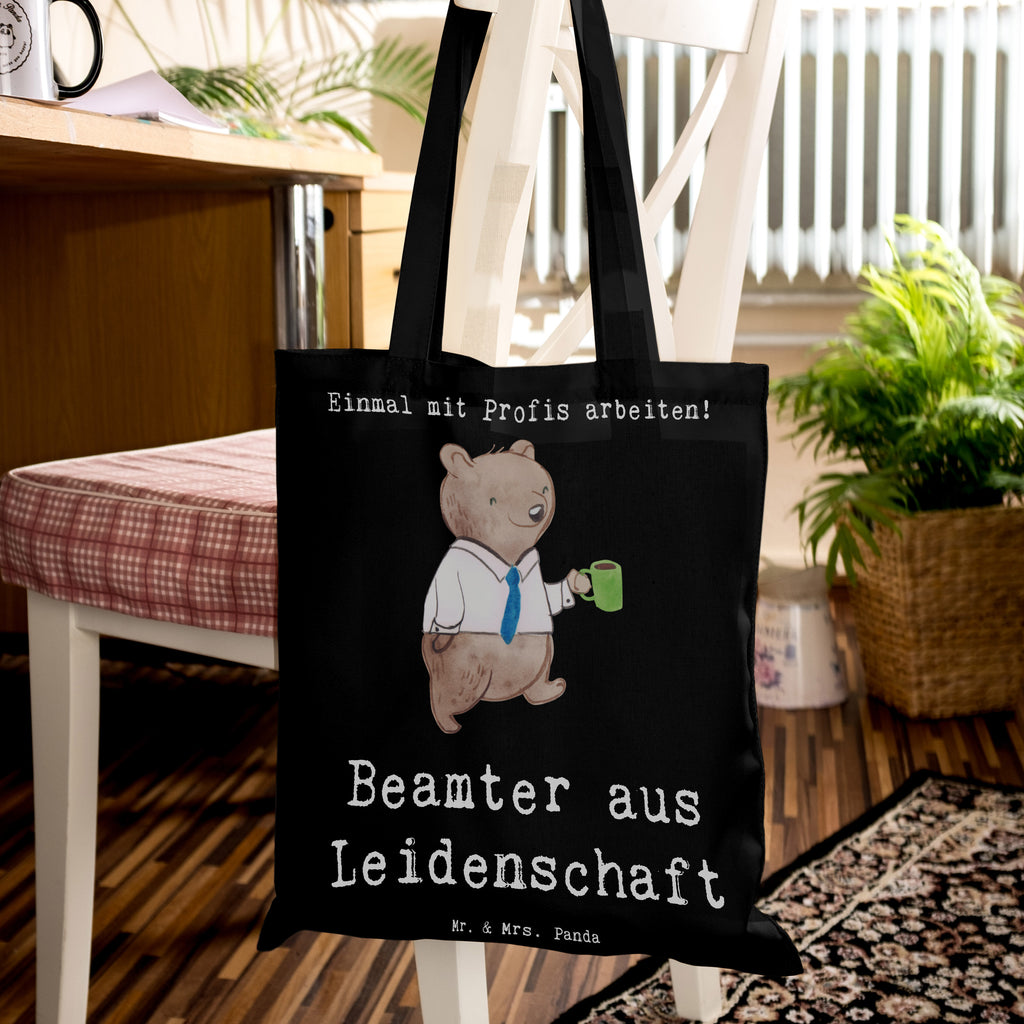 Tragetasche Beamter aus Leidenschaft Beuteltasche, Beutel, Einkaufstasche, Jutebeutel, Stoffbeutel, Tasche, Shopper, Umhängetasche, Strandtasche, Schultertasche, Stofftasche, Tragetasche, Badetasche, Jutetasche, Einkaufstüte, Laptoptasche, Beruf, Ausbildung, Jubiläum, Abschied, Rente, Kollege, Kollegin, Geschenk, Schenken, Arbeitskollege, Mitarbeiter, Firma, Danke, Dankeschön, Beamter, Verbeamtung, Beamtentum, öffentlicher Dienst, Studium, Amt