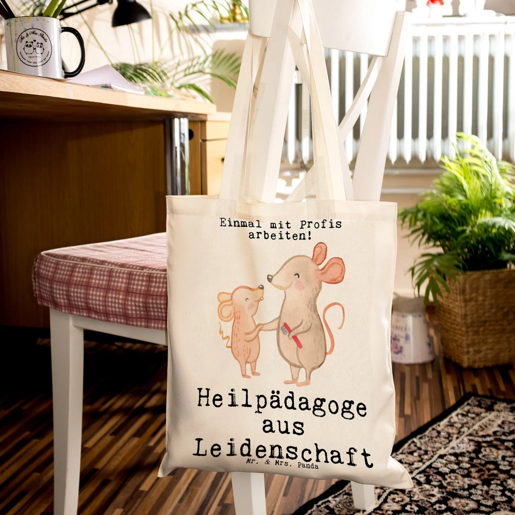 Tragetasche Heilpädagoge aus Leidenschaft Beuteltasche, Beutel, Einkaufstasche, Jutebeutel, Stoffbeutel, Tasche, Shopper, Umhängetasche, Strandtasche, Schultertasche, Stofftasche, Tragetasche, Badetasche, Jutetasche, Einkaufstüte, Laptoptasche, Beruf, Ausbildung, Jubiläum, Abschied, Rente, Kollege, Kollegin, Geschenk, Schenken, Arbeitskollege, Mitarbeiter, Firma, Danke, Dankeschön, Heilpädagoge, Heilpädagogik, Studium