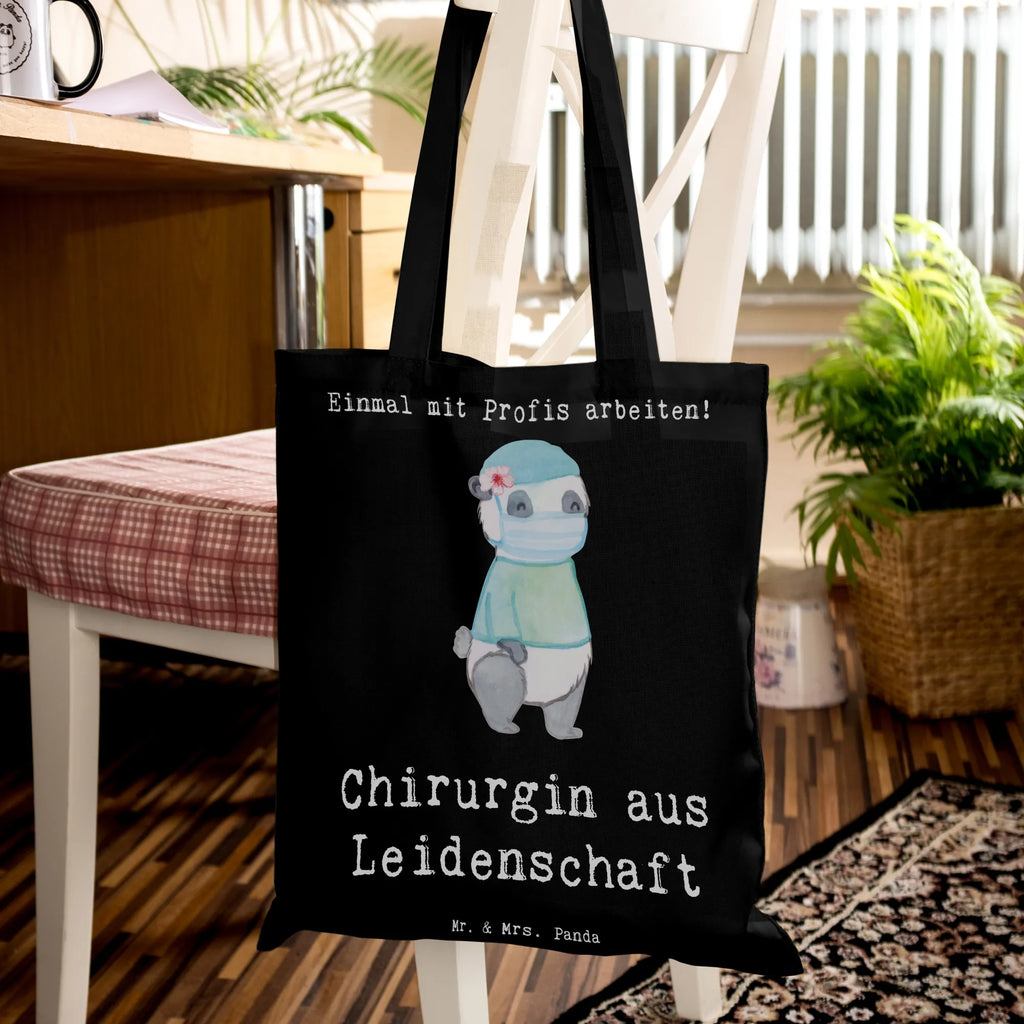 Tragetasche Chirurgin aus Leidenschaft Beuteltasche, Beutel, Einkaufstasche, Jutebeutel, Stoffbeutel, Tasche, Shopper, Umhängetasche, Strandtasche, Schultertasche, Stofftasche, Tragetasche, Badetasche, Jutetasche, Einkaufstüte, Laptoptasche, Beruf, Ausbildung, Jubiläum, Abschied, Rente, Kollege, Kollegin, Geschenk, Schenken, Arbeitskollege, Mitarbeiter, Firma, Danke, Dankeschön, Chirurgin, Unfallchirurgini, Notfallchirurgin, Krankenhaus, Ärztin, Medizinerin