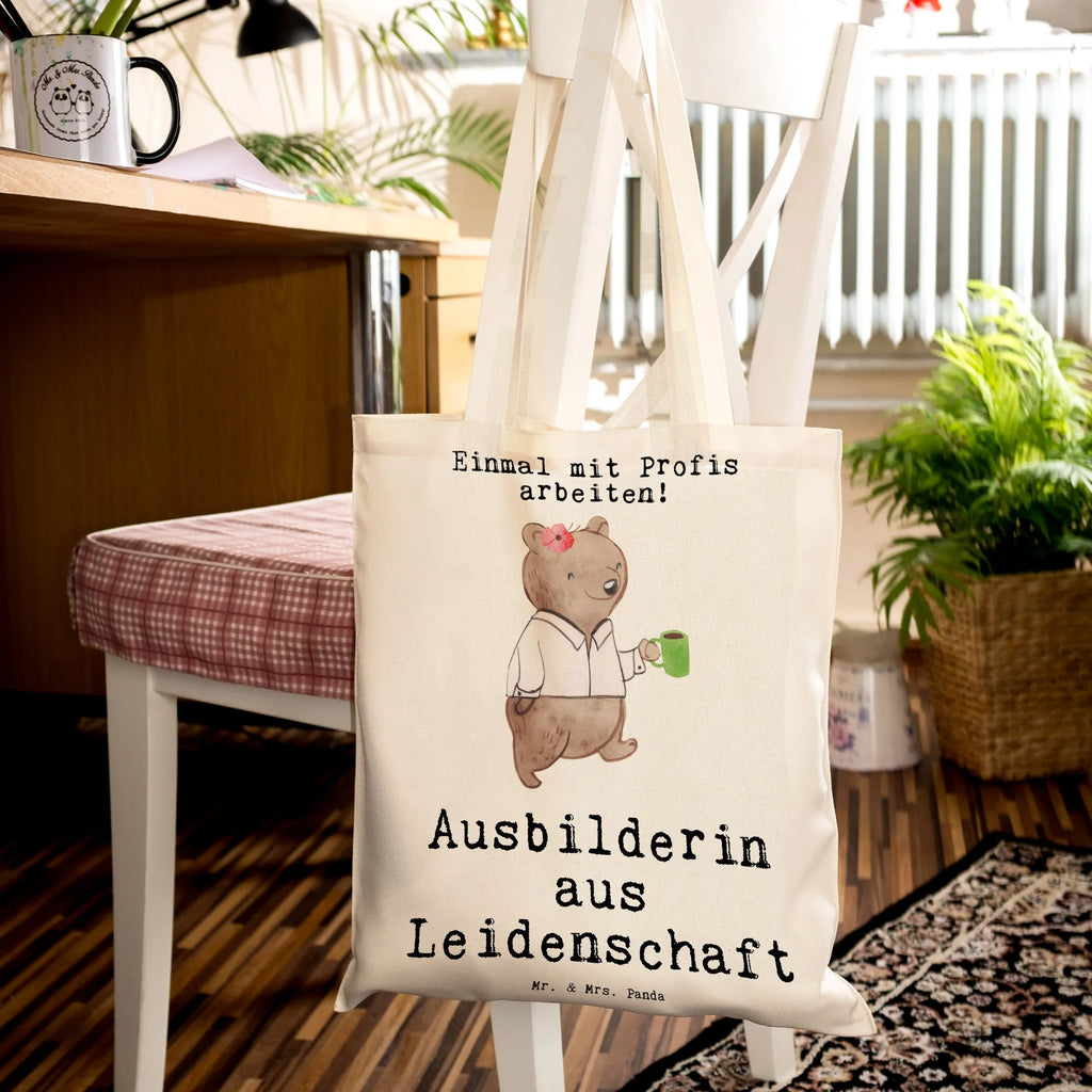 Tragetasche Ausbilderin aus Leidenschaft Beuteltasche, Beutel, Einkaufstasche, Jutebeutel, Stoffbeutel, Tasche, Shopper, Umhängetasche, Strandtasche, Schultertasche, Stofftasche, Tragetasche, Badetasche, Jutetasche, Einkaufstüte, Laptoptasche, Beruf, Ausbildung, Jubiläum, Abschied, Rente, Kollege, Kollegin, Geschenk, Schenken, Arbeitskollege, Mitarbeiter, Firma, Danke, Dankeschön, Ausbilderin, Tutorin, Ausbilderprüfung