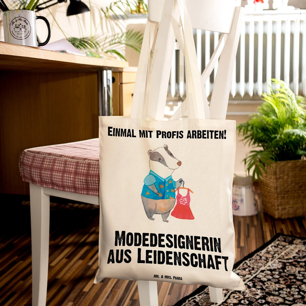 Tragetasche Modedesignerin aus Leidenschaft Beuteltasche, Beutel, Einkaufstasche, Jutebeutel, Stoffbeutel, Tasche, Shopper, Umhängetasche, Strandtasche, Schultertasche, Stofftasche, Tragetasche, Badetasche, Jutetasche, Einkaufstüte, Laptoptasche, Beruf, Ausbildung, Jubiläum, Abschied, Rente, Kollege, Kollegin, Geschenk, Schenken, Arbeitskollege, Mitarbeiter, Firma, Danke, Dankeschön, Modedesignerin, Fashion Designerin, Modeschöpferin