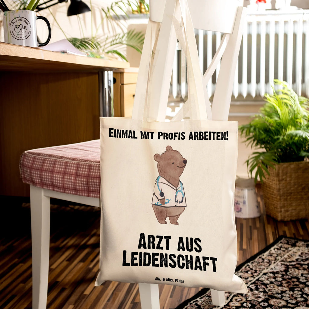 Tragetasche Arzt aus Leidenschaft Beuteltasche, Beutel, Einkaufstasche, Jutebeutel, Stoffbeutel, Tasche, Shopper, Umhängetasche, Strandtasche, Schultertasche, Stofftasche, Tragetasche, Badetasche, Jutetasche, Einkaufstüte, Laptoptasche, Beruf, Ausbildung, Jubiläum, Abschied, Rente, Kollege, Kollegin, Geschenk, Schenken, Arbeitskollege, Mitarbeiter, Firma, Danke, Dankeschön, Arzt, Hausarzt, Mediziner, Doktor, Medizinstudium, Doktortitel, Arztpraxis