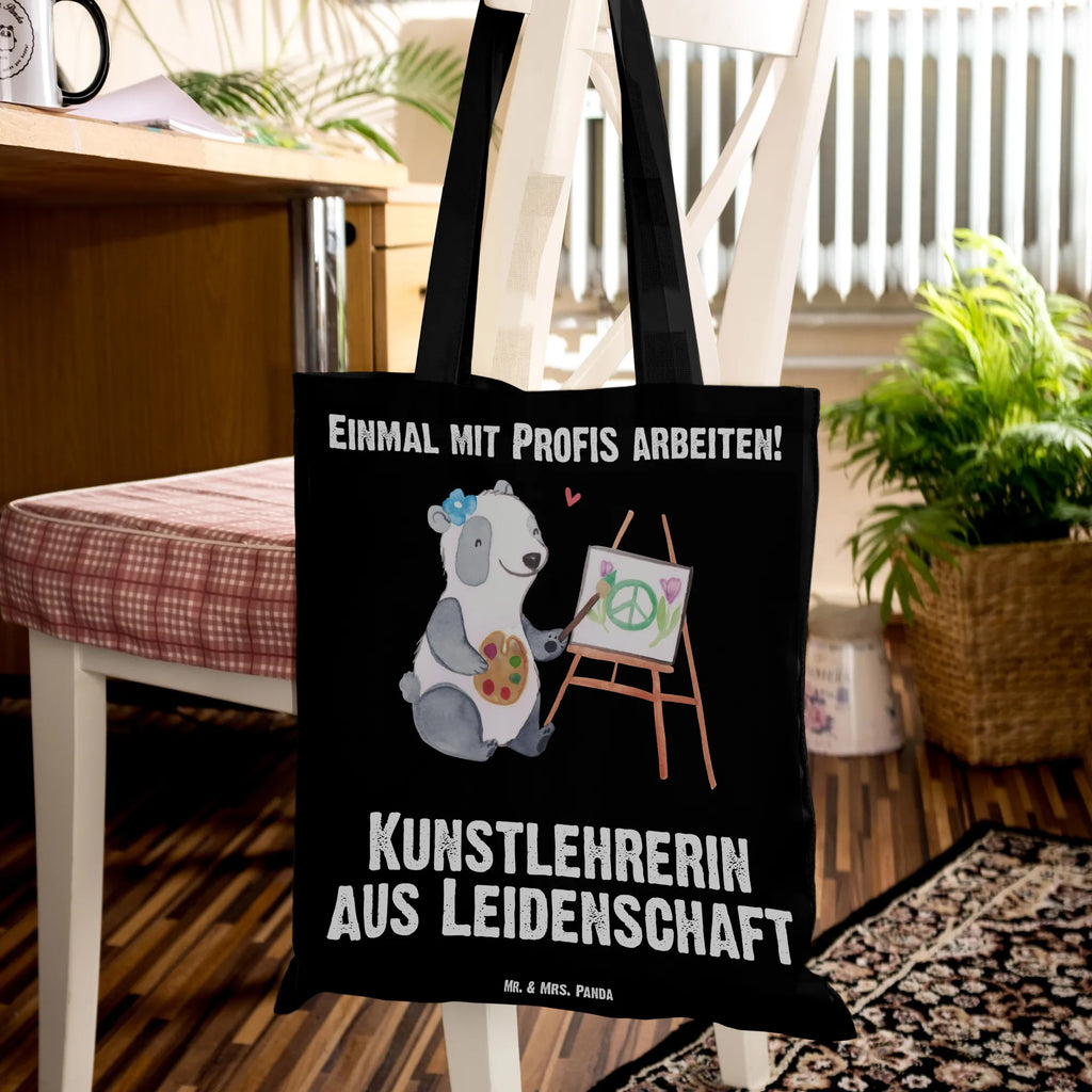 Tragetasche Kunstlehrerin aus Leidenschaft Beuteltasche, Beutel, Einkaufstasche, Jutebeutel, Stoffbeutel, Tasche, Shopper, Umhängetasche, Strandtasche, Schultertasche, Stofftasche, Tragetasche, Badetasche, Jutetasche, Einkaufstüte, Laptoptasche, Beruf, Ausbildung, Jubiläum, Abschied, Rente, Kollege, Kollegin, Geschenk, Schenken, Arbeitskollege, Mitarbeiter, Firma, Danke, Dankeschön, Kunstlehrerin, Kunstunterricht, Kunstschule