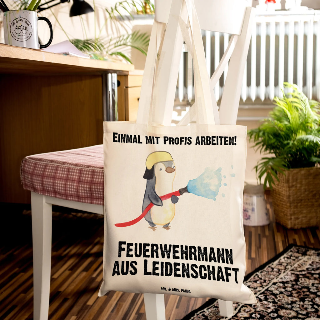 Tragetasche Feuerwehrmann aus Leidenschaft Beuteltasche, Beutel, Einkaufstasche, Jutebeutel, Stoffbeutel, Tasche, Shopper, Umhängetasche, Strandtasche, Schultertasche, Stofftasche, Tragetasche, Badetasche, Jutetasche, Einkaufstüte, Laptoptasche, Beruf, Ausbildung, Jubiläum, Abschied, Rente, Kollege, Kollegin, Geschenk, Schenken, Arbeitskollege, Mitarbeiter, Firma, Danke, Dankeschön, Feuerwehrmann, Feuerwehrhauptmann, Brandschutz, Feuerwehr, freiwillige Feuerwehr