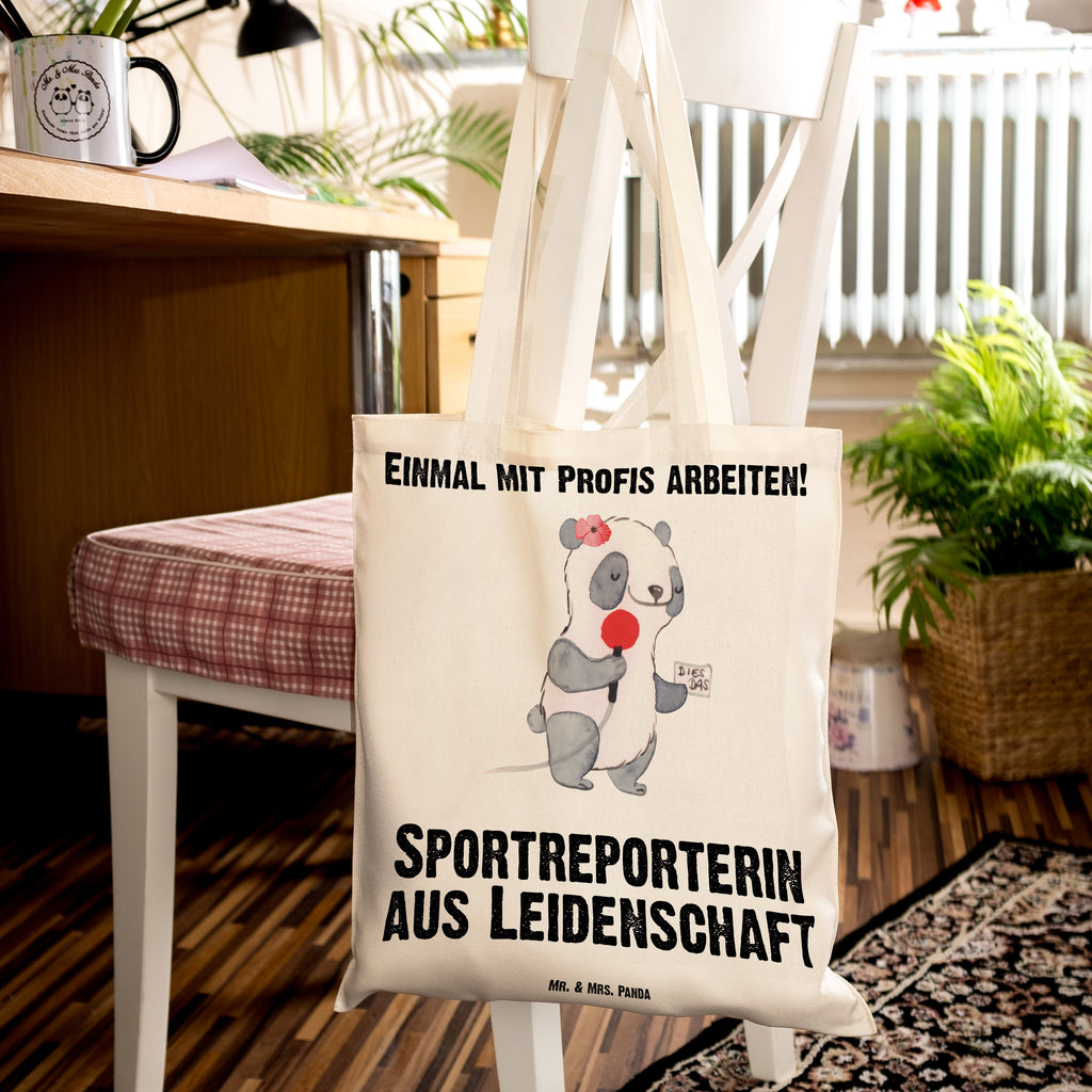 Tragetasche Sportreporterin aus Leidenschaft Beuteltasche, Beutel, Einkaufstasche, Jutebeutel, Stoffbeutel, Tasche, Shopper, Umhängetasche, Strandtasche, Schultertasche, Stofftasche, Tragetasche, Badetasche, Jutetasche, Einkaufstüte, Laptoptasche, Beruf, Ausbildung, Jubiläum, Abschied, Rente, Kollege, Kollegin, Geschenk, Schenken, Arbeitskollege, Mitarbeiter, Firma, Danke, Dankeschön