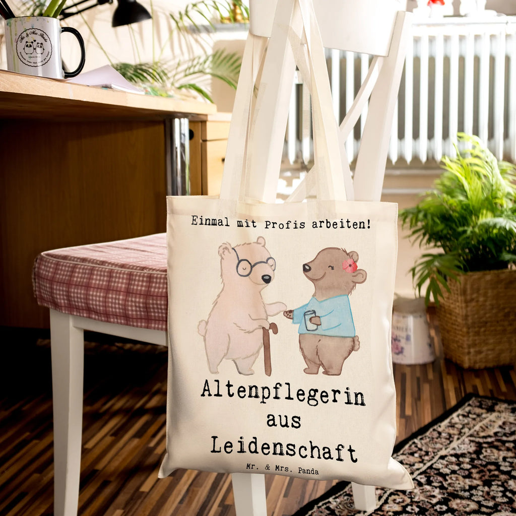 Tragetasche Altenpflegerin aus Leidenschaft Beuteltasche, Beutel, Einkaufstasche, Jutebeutel, Stoffbeutel, Tasche, Shopper, Umhängetasche, Strandtasche, Schultertasche, Stofftasche, Tragetasche, Badetasche, Jutetasche, Einkaufstüte, Laptoptasche, Beruf, Ausbildung, Jubiläum, Abschied, Rente, Kollege, Kollegin, Geschenk, Schenken, Arbeitskollege, Mitarbeiter, Firma, Danke, Dankeschön, Altenpflegerin, Pflegerin, Altenheim Eröffnung