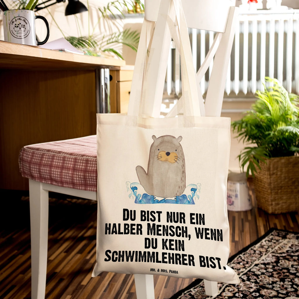 Tragetasche Schwimmlehrer mit Herz Beuteltasche, Beutel, Einkaufstasche, Jutebeutel, Stoffbeutel, Tasche, Shopper, Umhängetasche, Strandtasche, Schultertasche, Stofftasche, Tragetasche, Badetasche, Jutetasche, Einkaufstüte, Laptoptasche, Beruf, Ausbildung, Jubiläum, Abschied, Rente, Kollege, Kollegin, Geschenk, Schenken, Arbeitskollege, Mitarbeiter, Firma, Danke, Dankeschön, Schwimmlehrer, Schwimmbad, Schwimmschule, Schwimmverein, Schwimmkurs