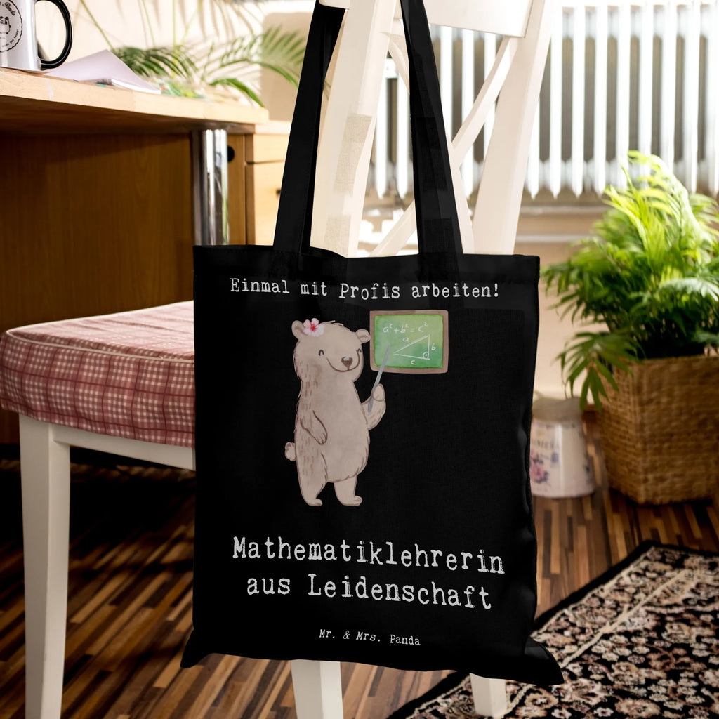 Tragetasche Mathematiklehrerin aus Leidenschaft Beuteltasche, Beutel, Einkaufstasche, Jutebeutel, Stoffbeutel, Tasche, Shopper, Umhängetasche, Strandtasche, Schultertasche, Stofftasche, Tragetasche, Badetasche, Jutetasche, Einkaufstüte, Laptoptasche, Beruf, Ausbildung, Jubiläum, Abschied, Rente, Kollege, Kollegin, Geschenk, Schenken, Arbeitskollege, Mitarbeiter, Firma, Danke, Dankeschön, Mathematiklehrerin, Lehramtstudent, Referendariat, Mathelehrerin, Matheunterricht