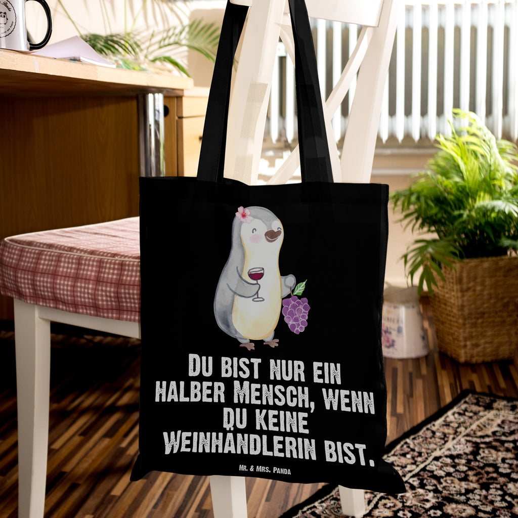 Tragetasche Weinhändlerin mit Herz Beuteltasche, Beutel, Einkaufstasche, Jutebeutel, Stoffbeutel, Tasche, Shopper, Umhängetasche, Strandtasche, Schultertasche, Stofftasche, Tragetasche, Badetasche, Jutetasche, Einkaufstüte, Laptoptasche, Beruf, Ausbildung, Jubiläum, Abschied, Rente, Kollege, Kollegin, Geschenk, Schenken, Arbeitskollege, Mitarbeiter, Firma, Danke, Dankeschön