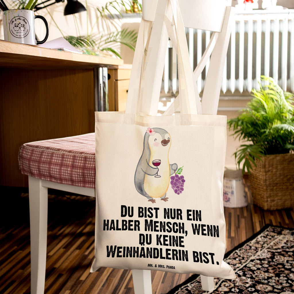 Tragetasche Weinhändlerin mit Herz Beuteltasche, Beutel, Einkaufstasche, Jutebeutel, Stoffbeutel, Tasche, Shopper, Umhängetasche, Strandtasche, Schultertasche, Stofftasche, Tragetasche, Badetasche, Jutetasche, Einkaufstüte, Laptoptasche, Beruf, Ausbildung, Jubiläum, Abschied, Rente, Kollege, Kollegin, Geschenk, Schenken, Arbeitskollege, Mitarbeiter, Firma, Danke, Dankeschön