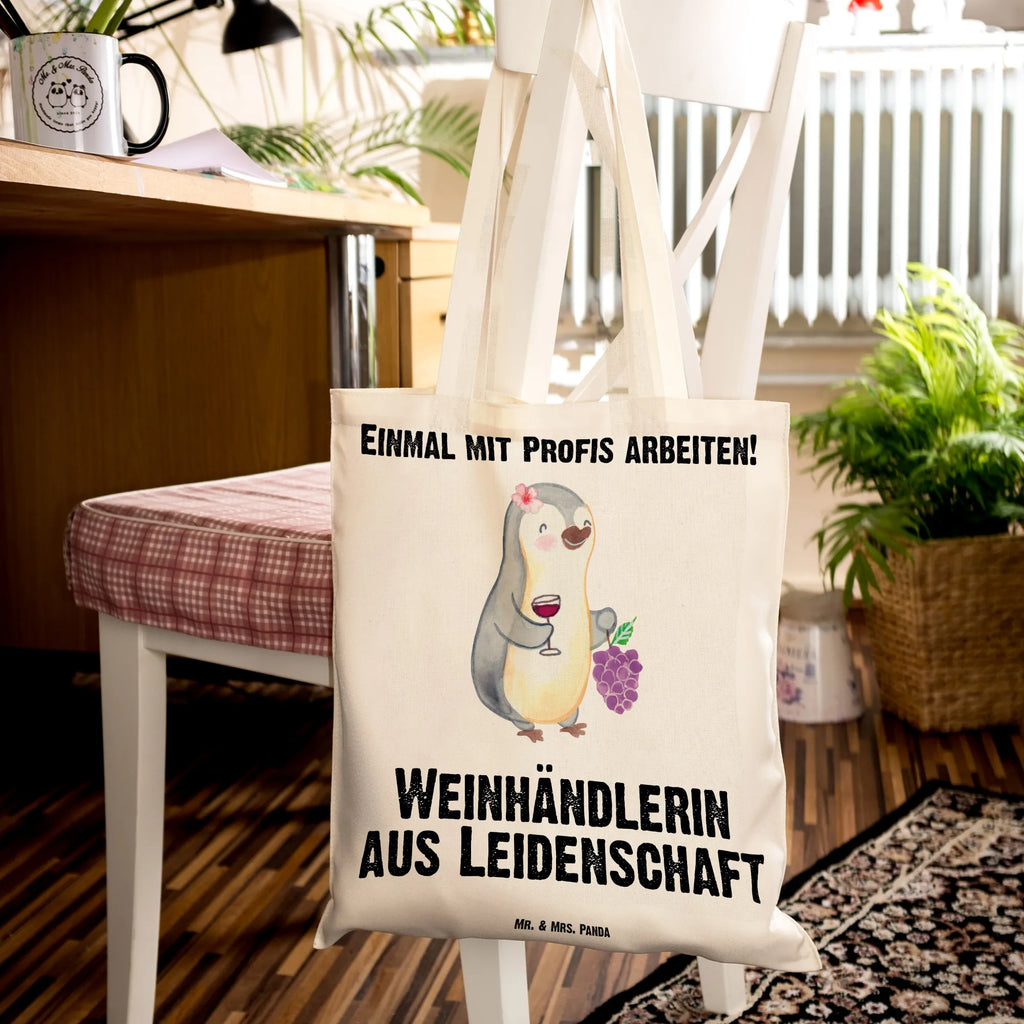 Tragetasche Weinhändlerin aus Leidenschaft Beuteltasche, Beutel, Einkaufstasche, Jutebeutel, Stoffbeutel, Tasche, Shopper, Umhängetasche, Strandtasche, Schultertasche, Stofftasche, Tragetasche, Badetasche, Jutetasche, Einkaufstüte, Laptoptasche, Beruf, Ausbildung, Jubiläum, Abschied, Rente, Kollege, Kollegin, Geschenk, Schenken, Arbeitskollege, Mitarbeiter, Firma, Danke, Dankeschön