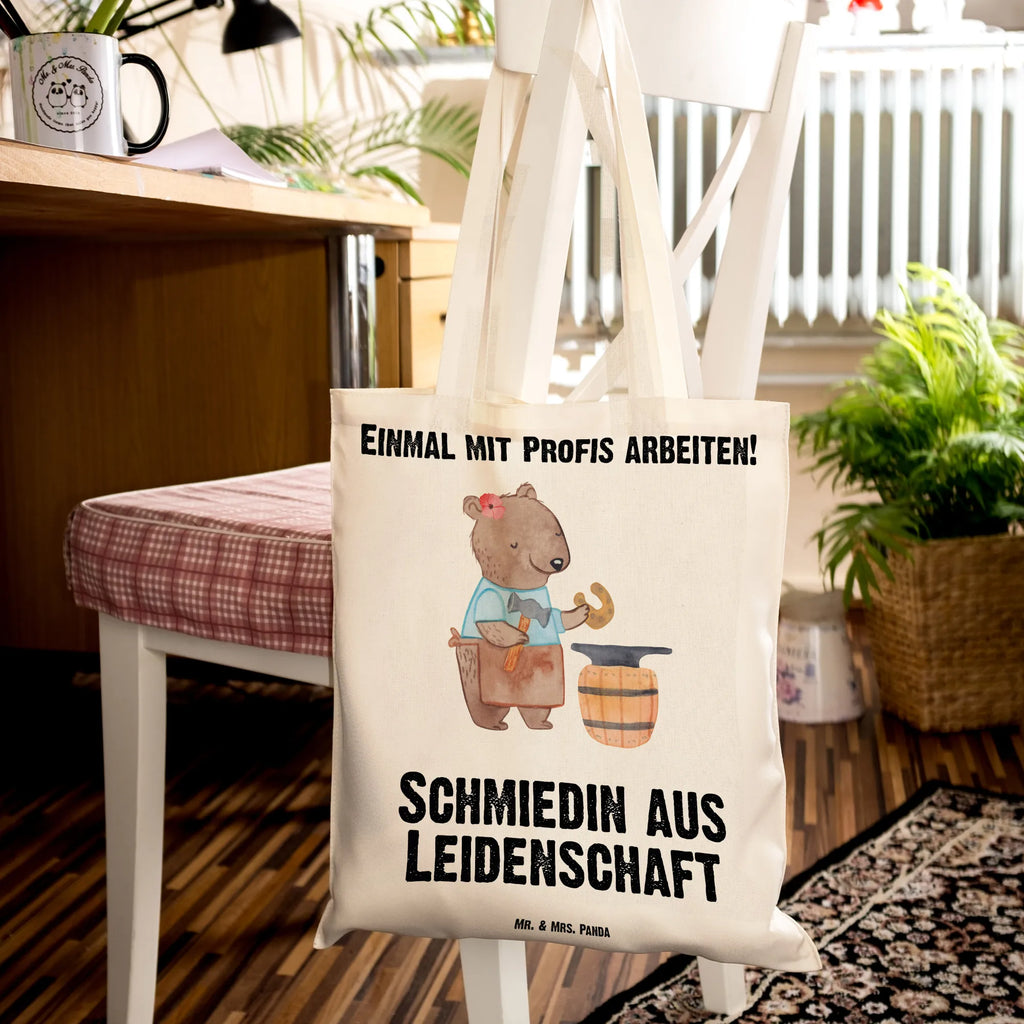 Tragetasche Schmiedin aus Leidenschaft Beuteltasche, Beutel, Einkaufstasche, Jutebeutel, Stoffbeutel, Tasche, Shopper, Umhängetasche, Strandtasche, Schultertasche, Stofftasche, Tragetasche, Badetasche, Jutetasche, Einkaufstüte, Laptoptasche, Beruf, Ausbildung, Jubiläum, Abschied, Rente, Kollege, Kollegin, Geschenk, Schenken, Arbeitskollege, Mitarbeiter, Firma, Danke, Dankeschön