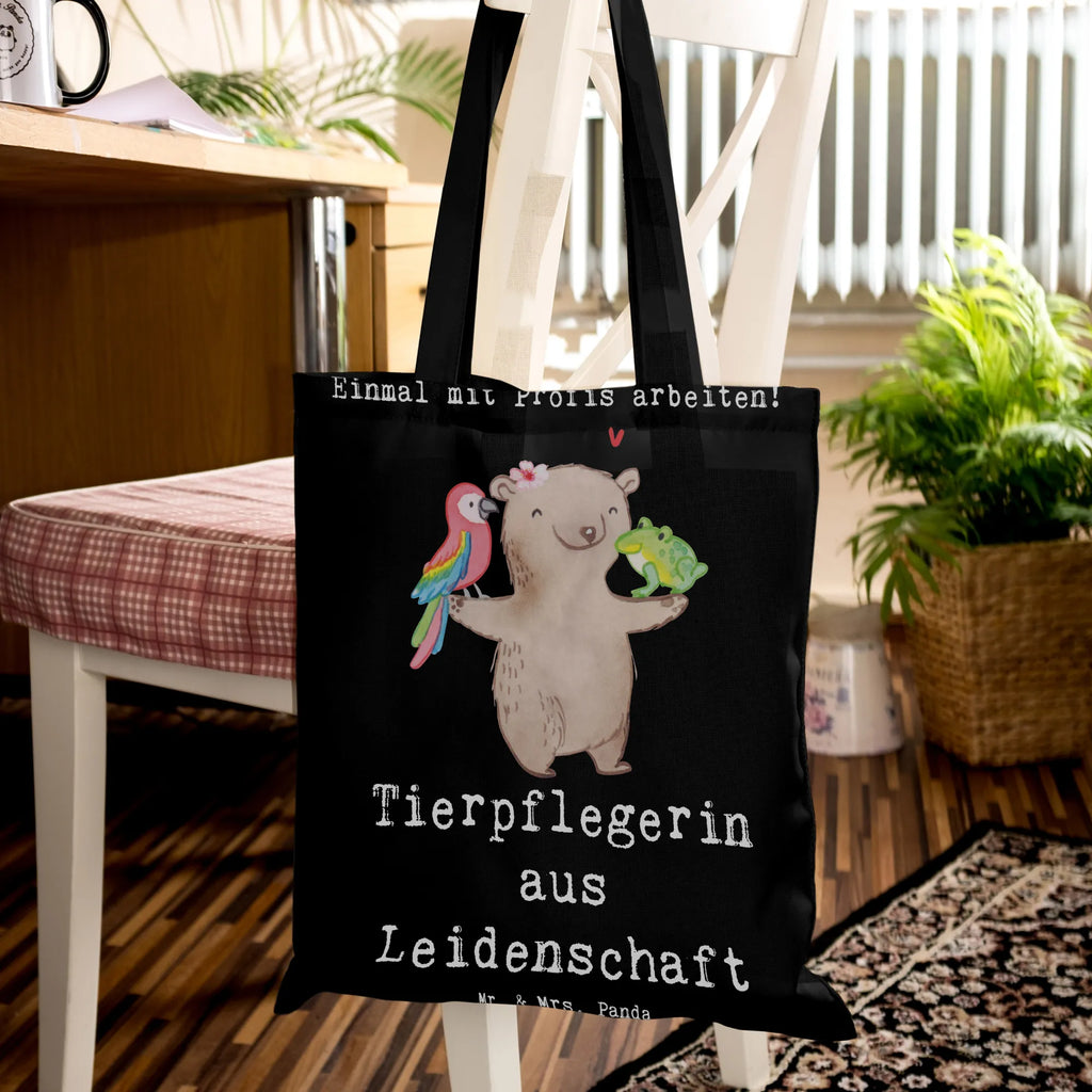 Tragetasche Tierpflegerin aus Leidenschaft Beuteltasche, Beutel, Einkaufstasche, Jutebeutel, Stoffbeutel, Tasche, Shopper, Umhängetasche, Strandtasche, Schultertasche, Stofftasche, Tragetasche, Badetasche, Jutetasche, Einkaufstüte, Laptoptasche, Beruf, Ausbildung, Jubiläum, Abschied, Rente, Kollege, Kollegin, Geschenk, Schenken, Arbeitskollege, Mitarbeiter, Firma, Danke, Dankeschön