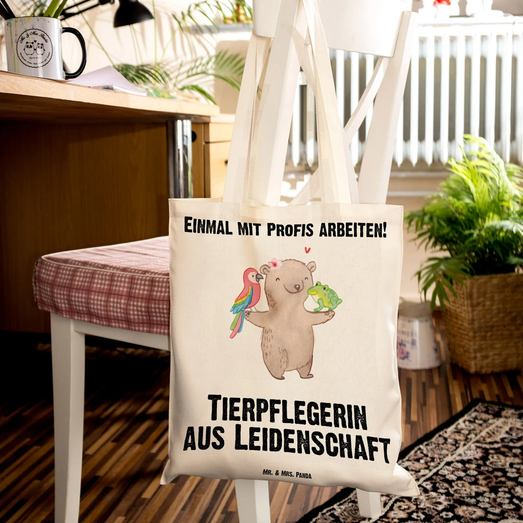 Tragetasche Tierpflegerin aus Leidenschaft Beuteltasche, Beutel, Einkaufstasche, Jutebeutel, Stoffbeutel, Tasche, Shopper, Umhängetasche, Strandtasche, Schultertasche, Stofftasche, Tragetasche, Badetasche, Jutetasche, Einkaufstüte, Laptoptasche, Beruf, Ausbildung, Jubiläum, Abschied, Rente, Kollege, Kollegin, Geschenk, Schenken, Arbeitskollege, Mitarbeiter, Firma, Danke, Dankeschön