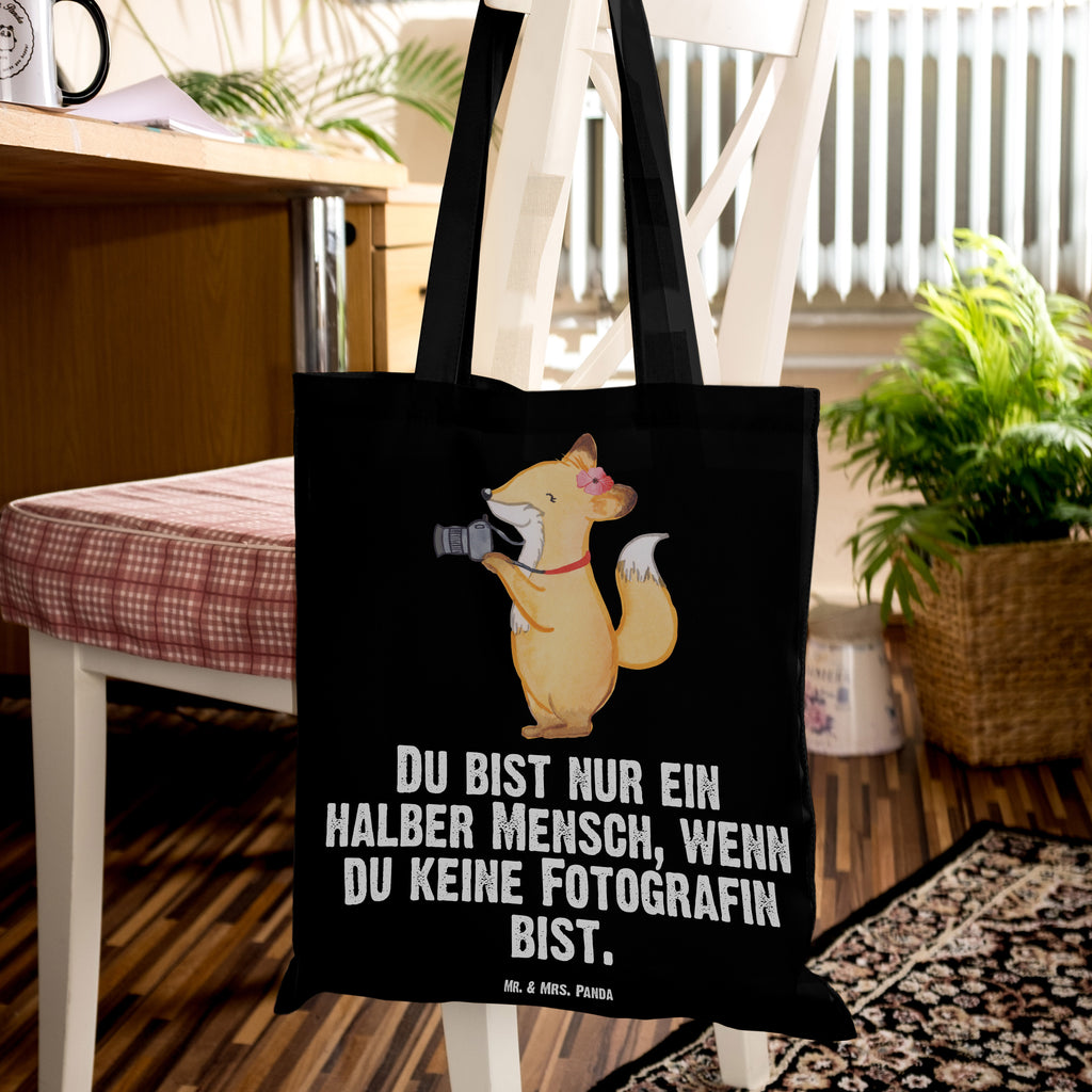 Tragetasche Fotografin mit Herz Beuteltasche, Beutel, Einkaufstasche, Jutebeutel, Stoffbeutel, Tasche, Shopper, Umhängetasche, Strandtasche, Schultertasche, Stofftasche, Tragetasche, Badetasche, Jutetasche, Einkaufstüte, Laptoptasche, Beruf, Ausbildung, Jubiläum, Abschied, Rente, Kollege, Kollegin, Geschenk, Schenken, Arbeitskollege, Mitarbeiter, Firma, Danke, Dankeschön, Fotografin, Fotoreporterin, Hobbyfotografin, Hochzeitsfotografin, Fotografie, Profi Fotografin