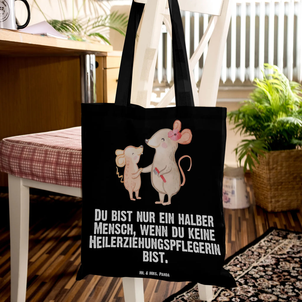 Tragetasche Heilerziehungspflegerin mit Herz Beuteltasche, Beutel, Einkaufstasche, Jutebeutel, Stoffbeutel, Tasche, Shopper, Umhängetasche, Strandtasche, Schultertasche, Stofftasche, Tragetasche, Badetasche, Jutetasche, Einkaufstüte, Laptoptasche, Beruf, Ausbildung, Jubiläum, Abschied, Rente, Kollege, Kollegin, Geschenk, Schenken, Arbeitskollege, Mitarbeiter, Firma, Danke, Dankeschön, Heilerziehungspflegerin, Heilpädagogin