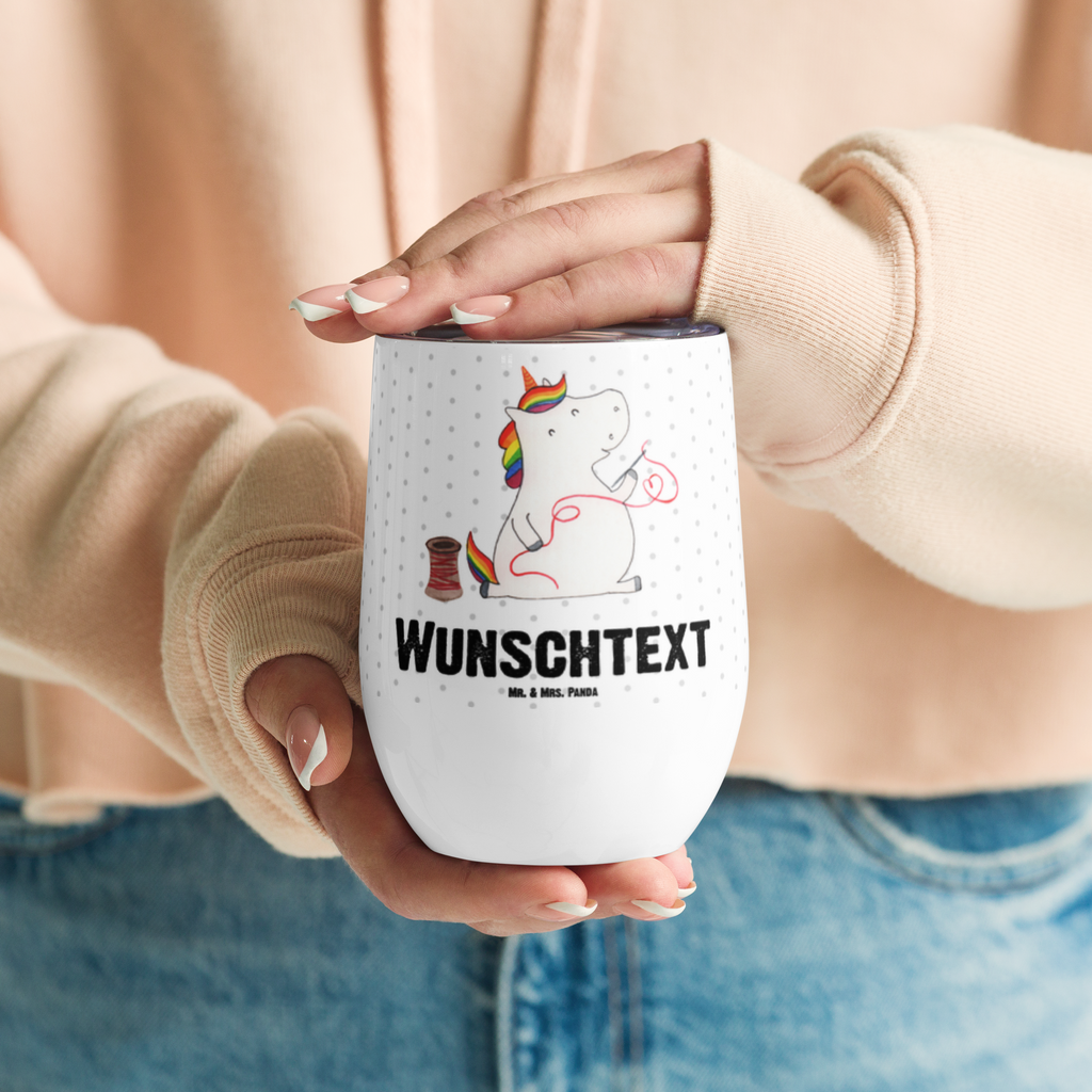 Personalisierter Weinbecher Einhorn Näherin Personalisierter Weinbecher, Personalisierter Glühwein Becher, Heißgetränke, Personalisierter Trinkbecher, Personalisierter Weinkelch, Personalisiertes Weingläser, hochwertiger Weinbecher, Weinbecher Reisen, Weinbecher unterwegs, Personalisertes Sommerglas, mit Namen, Wunschtext, Personalisierung, selbst bedrucken, Personalisiertes Weinglas, Einhorn, Einhörner, Einhorn Deko, Pegasus, Unicorn, Näherin, nähen, Mädchen, Freundin, Häkeln, Stricken, basteln, Nähzimmer