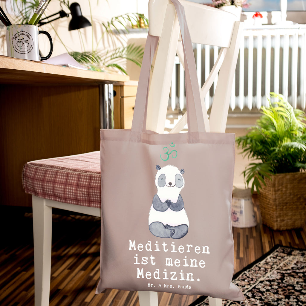 Tragetasche Panda Meditieren Medizin Beuteltasche, Beutel, Einkaufstasche, Jutebeutel, Stoffbeutel, Tasche, Shopper, Umhängetasche, Strandtasche, Schultertasche, Stofftasche, Tragetasche, Badetasche, Jutetasche, Einkaufstüte, Laptoptasche, Geschenk, Sport, Sportart, Hobby, Schenken, Danke, Dankeschön, Auszeichnung, Gewinn, Sportler, Meditieren, Meditation, Meditationskurs