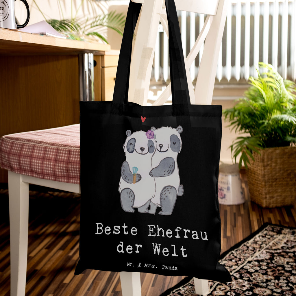 Tragetasche Panda Beste Ehefrau der Welt Beuteltasche, Beutel, Einkaufstasche, Jutebeutel, Stoffbeutel, Tasche, Shopper, Umhängetasche, Strandtasche, Schultertasche, Stofftasche, Tragetasche, Badetasche, Jutetasche, Einkaufstüte, Laptoptasche, für, Dankeschön, Geschenk, Schenken, Geburtstag, Geburtstagsgeschenk, Geschenkidee, Danke, Bedanken, Mitbringsel, Freude machen, Geschenktipp, Ehefrau, Beste, Frau, Partnerin, Freundin, Traumfrau, Hochzeit, Liebling, Ehepartner, Ehe, Gattin, Lebensgefährtin, Braut, Kleinigkeit