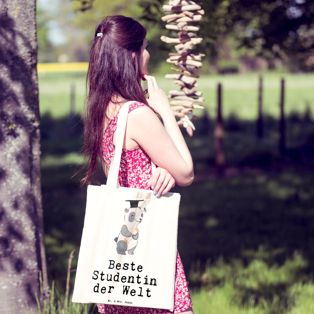 Tragetasche Panda Beste Studentin der Welt Beuteltasche, Beutel, Einkaufstasche, Jutebeutel, Stoffbeutel, Tasche, Shopper, Umhängetasche, Strandtasche, Schultertasche, Stofftasche, Tragetasche, Badetasche, Jutetasche, Einkaufstüte, Laptoptasche, für, Dankeschön, Geschenk, Schenken, Geburtstag, Geburtstagsgeschenk, Geschenkidee, Danke, Bedanken, Mitbringsel, Freude machen, Geschenktipp, Studentin, Studium, Tochter, Spaß, Musterschülerin, lustig, Studienabschluss, witzig, Universität, Abschluss, Alumni, Uni, Studenten, Hochschule