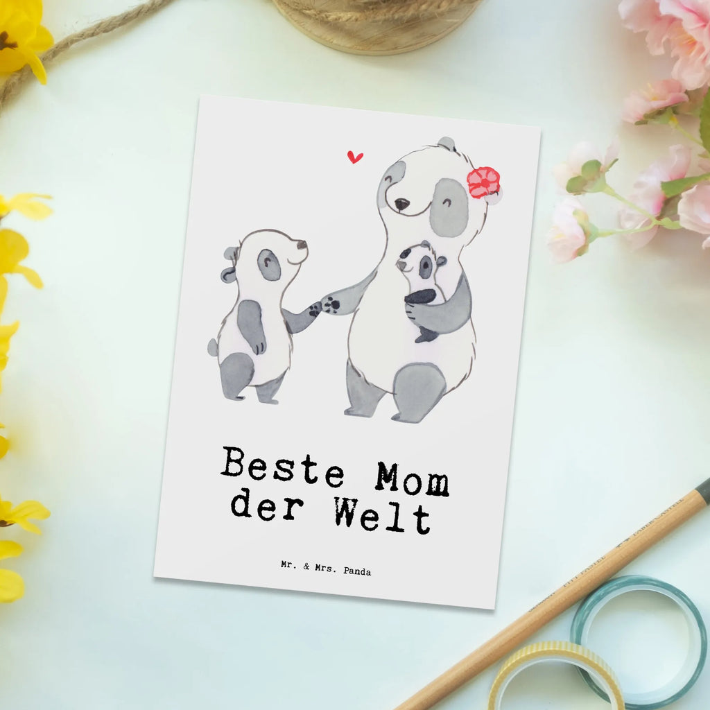 Postkarte Panda Beste Mom der Welt Postkarte, Karte, Geschenkkarte, Grußkarte, Einladung, Ansichtskarte, Geburtstagskarte, Einladungskarte, Dankeskarte, Ansichtskarten, Einladung Geburtstag, Einladungskarten Geburtstag, für, Dankeschön, Geschenk, Schenken, Geburtstag, Geburtstagsgeschenk, Geschenkidee, Danke, Bedanken, Mitbringsel, Freude machen, Geschenktipp, Mom, Mommy, Mama, Mami, Mutter, Muttertag, Mutti, Ma, Tochter, Sohn, Beste Mama, Beste, Supermama