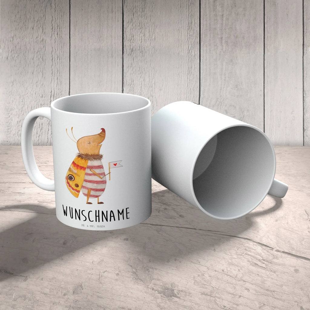 Personalisierte Tasse Nachtfalter mit Fähnchen Personalisierte Tasse, Namenstasse, Wunschname, Personalisiert, Tasse, Namen, Drucken, Tasse mit Namen, Tiermotive, Gute Laune, lustige Sprüche, Tiere, Nachtfalter, Käfer, Spruch lustig, Spruch witzig, süß, niedlich, Küche Deko, Was kostet die Welt