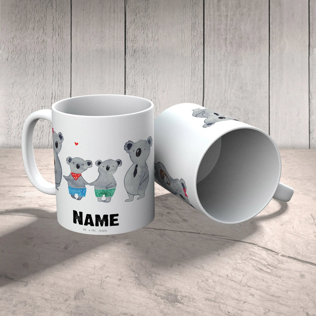 Personalisierte Tasse Koala Familie zwei Personalisierte Tasse, Namenstasse, Wunschname, Personalisiert, Tasse, Namen, Drucken, Tasse mit Namen, Familie, Vatertag, Muttertag, Bruder, Schwester, Mama, Papa, Oma, Opa, Koala, Koalabär, beste Familie, Familienzeit, Familienleben, Koalafamilie, Lieblingsfamilie