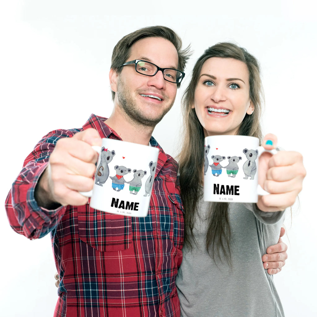 Personalisierte Tasse Koala Familie zwei Personalisierte Tasse, Namenstasse, Wunschname, Personalisiert, Tasse, Namen, Drucken, Tasse mit Namen, Familie, Vatertag, Muttertag, Bruder, Schwester, Mama, Papa, Oma, Opa, Koala, Koalabär, beste Familie, Familienzeit, Familienleben, Koalafamilie, Lieblingsfamilie