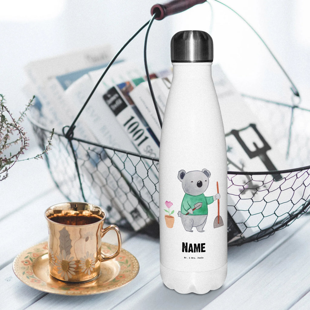 Personalisierte Thermosflasche Garten- und Landschaftsbauerin mit Herz Personalisierte Isolierflasche, Personalisierte Thermoflasche, Personalisierte Trinkflasche, Trinkflasche Mit Namen, Wunschname, Bedrucken, Namensflasche, Beruf, Ausbildung, Jubiläum, Abschied, Rente, Kollege, Kollegin, Geschenk, Schenken, Arbeitskollege, Mitarbeiter, Firma, Danke, Dankeschön, Gärtnerin, Gartenplaner, Gärtnerei, Gartenbau, Hobbygärtnerin, Garten- und Landschaftsbauerin