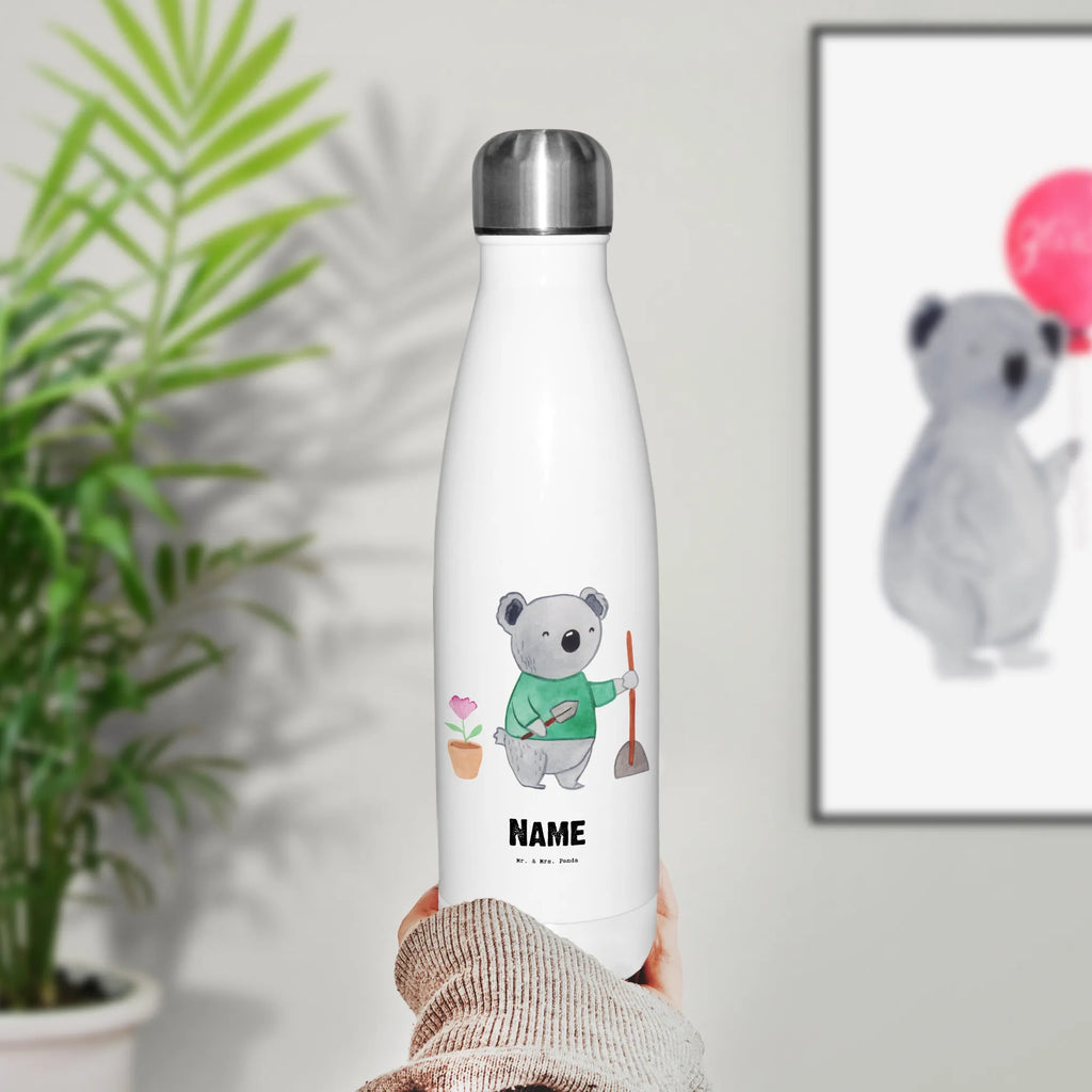 Personalisierte Thermosflasche Garten- und Landschaftsbauerin mit Herz Personalisierte Isolierflasche, Personalisierte Thermoflasche, Personalisierte Trinkflasche, Trinkflasche Mit Namen, Wunschname, Bedrucken, Namensflasche, Beruf, Ausbildung, Jubiläum, Abschied, Rente, Kollege, Kollegin, Geschenk, Schenken, Arbeitskollege, Mitarbeiter, Firma, Danke, Dankeschön, Gärtnerin, Gartenplaner, Gärtnerei, Gartenbau, Hobbygärtnerin, Garten- und Landschaftsbauerin