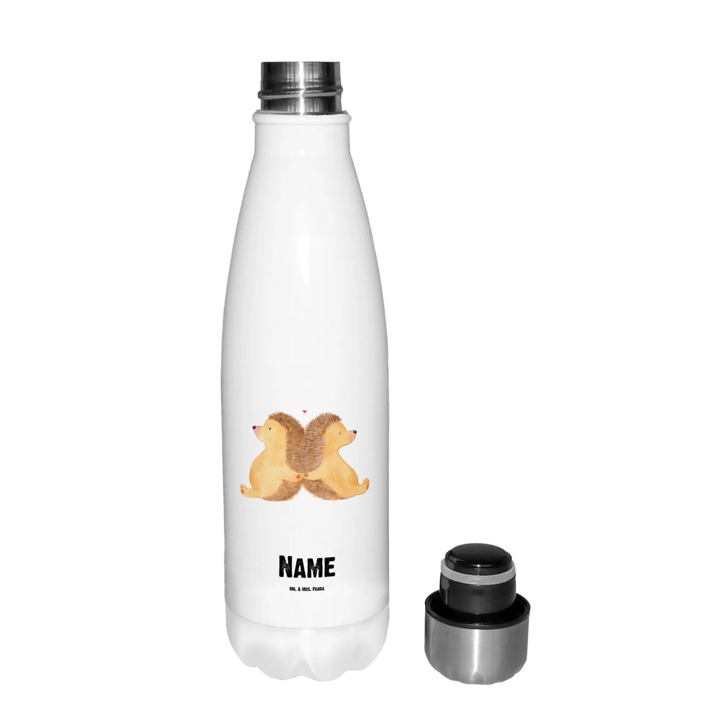 Personalisierte Thermosflasche Igel händchenhaltend Personalisierte Isolierflasche, Personalisierte Thermoflasche, Personalisierte Trinkflasche, Trinkflasche Mit Namen, Wunschname, Bedrucken, Namensflasche, Liebe, Partner, Freund, Freundin, Ehemann, Ehefrau, Heiraten, Verlobung, Heiratsantrag, Liebesgeschenk, Jahrestag, Hocheitstag, Igel, Igelliebe, Hand in Hand, Liebesbeweis, große Liebe, Liebesbotschaft, Hochzeit, Lieblingsmensch, Gemeinsamkeit, Love, Geschenk für zwei