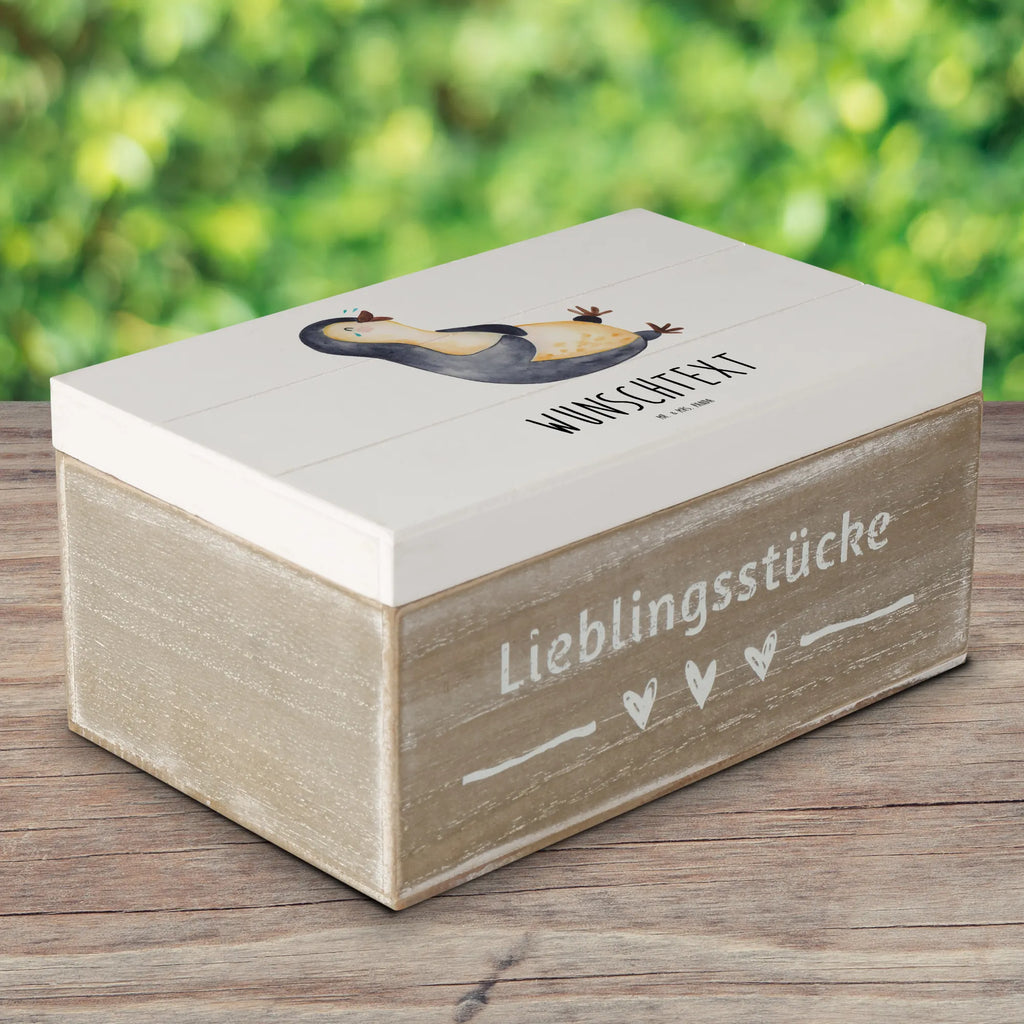 Personalisierte Holzkiste Pinguin lachend Holzkiste mit Namen, Kiste mit Namen, Schatzkiste mit Namen, Truhe mit Namen, Schatulle mit Namen, Erinnerungsbox mit Namen, Erinnerungskiste, mit Namen, Dekokiste mit Namen, Aufbewahrungsbox mit Namen, Holzkiste Personalisiert, Kiste Personalisiert, Schatzkiste Personalisiert, Truhe Personalisiert, Schatulle Personalisiert, Erinnerungsbox Personalisiert, Erinnerungskiste Personalisiert, Dekokiste Personalisiert, Aufbewahrungsbox Personalisiert, Geschenkbox personalisiert, GEschenkdose personalisiert, Pinguin, Pinguine, lustiger Spruch, Optimismus, Fröhlich, Lachen, Humor, Fröhlichkeit