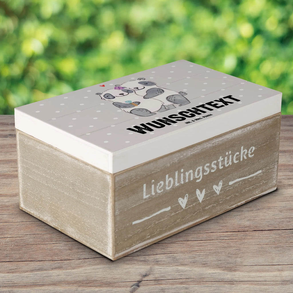 Personalisierte Holzkiste Panda Beste Ehefrau der Welt Holzkiste mit Namen, Kiste mit Namen, Schatzkiste mit Namen, Truhe mit Namen, Schatulle mit Namen, Erinnerungsbox mit Namen, Erinnerungskiste, mit Namen, Dekokiste mit Namen, Aufbewahrungsbox mit Namen, Holzkiste Personalisiert, Kiste Personalisiert, Schatzkiste Personalisiert, Truhe Personalisiert, Schatulle Personalisiert, Erinnerungsbox Personalisiert, Erinnerungskiste Personalisiert, Dekokiste Personalisiert, Aufbewahrungsbox Personalisiert, Geschenkbox personalisiert, GEschenkdose personalisiert, für, Dankeschön, Geschenk, Schenken, Geburtstag, Geburtstagsgeschenk, Geschenkidee, Danke, Bedanken, Mitbringsel, Freude machen, Geschenktipp, Ehefrau, Beste, Frau, Partnerin, Freundin, Traumfrau, Hochzeit, Liebling, Ehepartner, Ehe, Gattin, Lebensgefährtin, Braut, Kleinigkeit