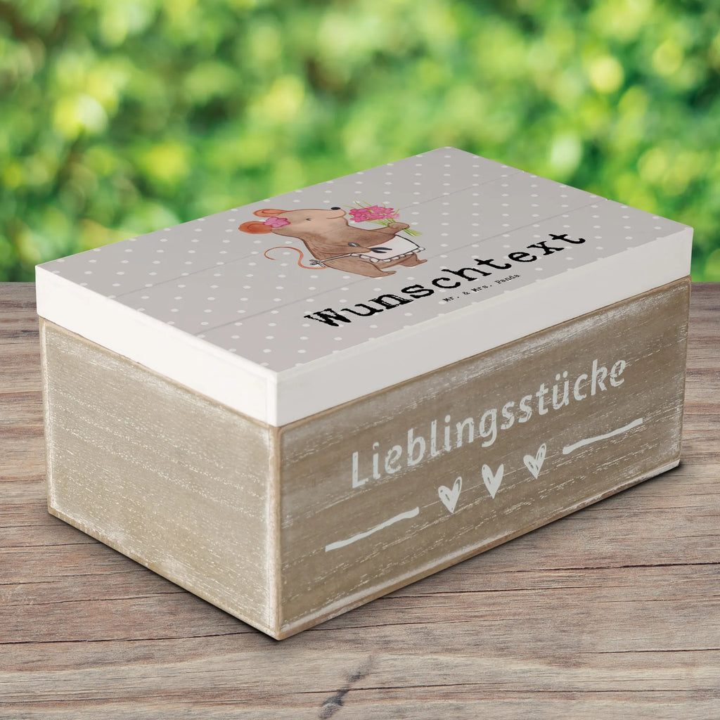 Personalisierte Holzkiste Maus Beste Nachbarin der Welt Holzkiste mit Namen, Kiste mit Namen, Schatzkiste mit Namen, Truhe mit Namen, Schatulle mit Namen, Erinnerungsbox mit Namen, Erinnerungskiste, mit Namen, Dekokiste mit Namen, Aufbewahrungsbox mit Namen, Holzkiste Personalisiert, Kiste Personalisiert, Schatzkiste Personalisiert, Truhe Personalisiert, Schatulle Personalisiert, Erinnerungsbox Personalisiert, Erinnerungskiste Personalisiert, Dekokiste Personalisiert, Aufbewahrungsbox Personalisiert, Geschenkbox personalisiert, GEschenkdose personalisiert, für, Dankeschön, Geschenk, Schenken, Geburtstag, Geburtstagsgeschenk, Geschenkidee, Danke, Bedanken, Mitbringsel, Freude machen, Geschenktipp, Nachbarin, Nachbarn, Nachbarschaft, Freundin, Angrenzer, Anwohnerin, Bewohnerin, Freundschaft