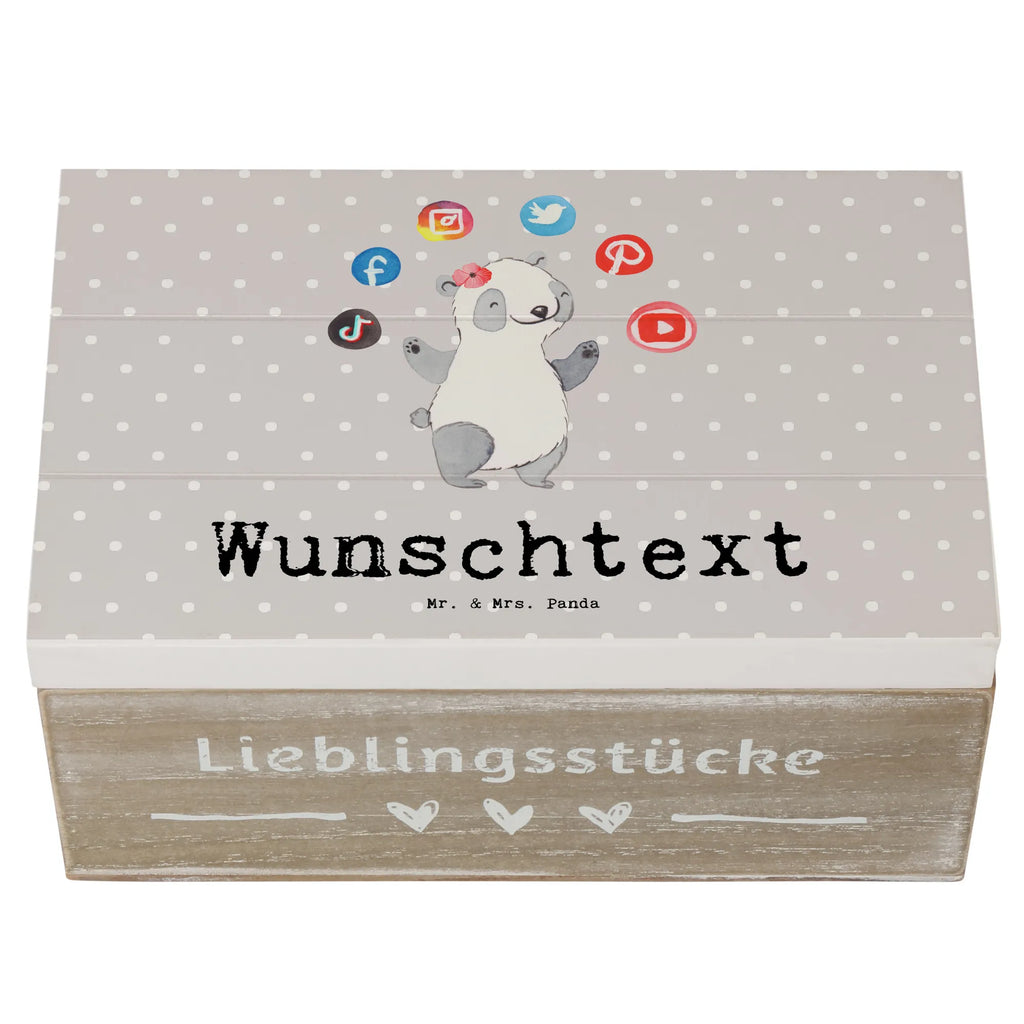 Personalisierte Holzkiste Social Media Managerin Herz Holzkiste mit Namen, Kiste mit Namen, Schatzkiste mit Namen, Truhe mit Namen, Schatulle mit Namen, Erinnerungsbox mit Namen, Erinnerungskiste, mit Namen, Dekokiste mit Namen, Aufbewahrungsbox mit Namen, Holzkiste Personalisiert, Kiste Personalisiert, Schatzkiste Personalisiert, Truhe Personalisiert, Schatulle Personalisiert, Erinnerungsbox Personalisiert, Erinnerungskiste Personalisiert, Dekokiste Personalisiert, Aufbewahrungsbox Personalisiert, Geschenkbox personalisiert, GEschenkdose personalisiert, Beruf, Ausbildung, Jubiläum, Abschied, Rente, Kollege, Kollegin, Geschenk, Schenken, Arbeitskollege, Mitarbeiter, Firma, Danke, Dankeschön