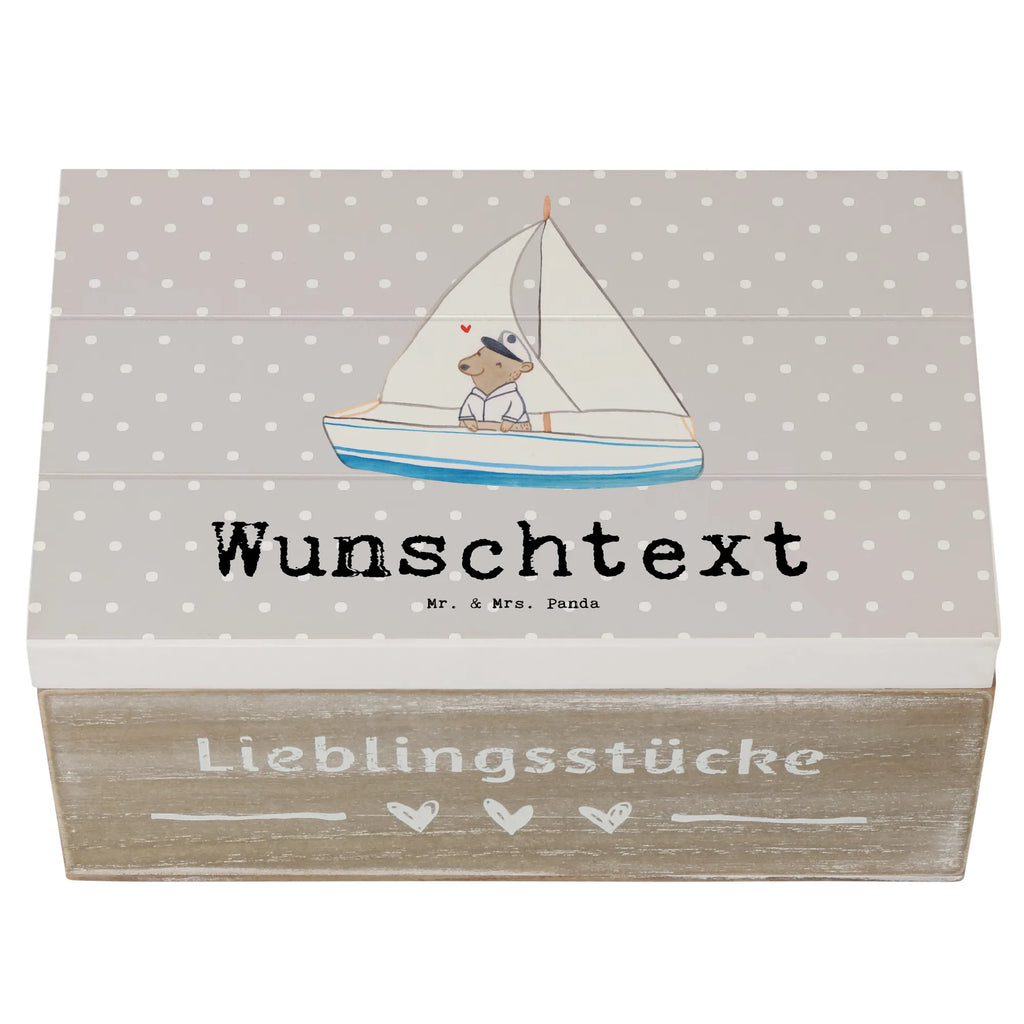 Personalisierte Holzkiste Bär Segeln Holzkiste mit Namen, Kiste mit Namen, Schatzkiste mit Namen, Truhe mit Namen, Schatulle mit Namen, Erinnerungsbox mit Namen, Erinnerungskiste, mit Namen, Dekokiste mit Namen, Aufbewahrungsbox mit Namen, Holzkiste Personalisiert, Kiste Personalisiert, Schatzkiste Personalisiert, Truhe Personalisiert, Schatulle Personalisiert, Erinnerungsbox Personalisiert, Erinnerungskiste Personalisiert, Dekokiste Personalisiert, Aufbewahrungsbox Personalisiert, Geschenkbox personalisiert, GEschenkdose personalisiert, Geschenk, Sport, Sportart, Hobby, Schenken, Danke, Dankeschön, Auszeichnung, Gewinn, Sportler, segeln, Segeltörn, Segelboot, Segelschule, Yachtclub