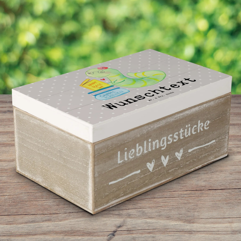 Personalisierte Holzkiste Bibliothekarin Herz Holzkiste mit Namen, Kiste mit Namen, Schatzkiste mit Namen, Truhe mit Namen, Schatulle mit Namen, Erinnerungsbox mit Namen, Erinnerungskiste, mit Namen, Dekokiste mit Namen, Aufbewahrungsbox mit Namen, Holzkiste Personalisiert, Kiste Personalisiert, Schatzkiste Personalisiert, Truhe Personalisiert, Schatulle Personalisiert, Erinnerungsbox Personalisiert, Erinnerungskiste Personalisiert, Dekokiste Personalisiert, Aufbewahrungsbox Personalisiert, Geschenkbox personalisiert, GEschenkdose personalisiert, Beruf, Ausbildung, Jubiläum, Abschied, Rente, Kollege, Kollegin, Geschenk, Schenken, Arbeitskollege, Mitarbeiter, Firma, Danke, Dankeschön, Bibliothekarin, Buchhandlung, Bibliothek, Bücherwurm, Leseratte, Bücherliebe