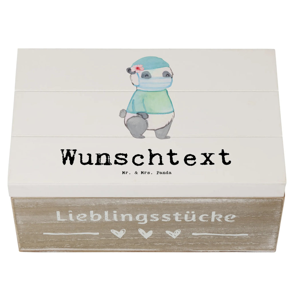 Personalisierte Holzkiste Chirurgin Herz Holzkiste mit Namen, Kiste mit Namen, Schatzkiste mit Namen, Truhe mit Namen, Schatulle mit Namen, Erinnerungsbox mit Namen, Erinnerungskiste, mit Namen, Dekokiste mit Namen, Aufbewahrungsbox mit Namen, Holzkiste Personalisiert, Kiste Personalisiert, Schatzkiste Personalisiert, Truhe Personalisiert, Schatulle Personalisiert, Erinnerungsbox Personalisiert, Erinnerungskiste Personalisiert, Dekokiste Personalisiert, Aufbewahrungsbox Personalisiert, Geschenkbox personalisiert, GEschenkdose personalisiert, Beruf, Ausbildung, Jubiläum, Abschied, Rente, Kollege, Kollegin, Geschenk, Schenken, Arbeitskollege, Mitarbeiter, Firma, Danke, Dankeschön, Chirurgin, Unfallchirurgini, Notfallchirurgin, Krankenhaus, Ärztin, Medizinerin